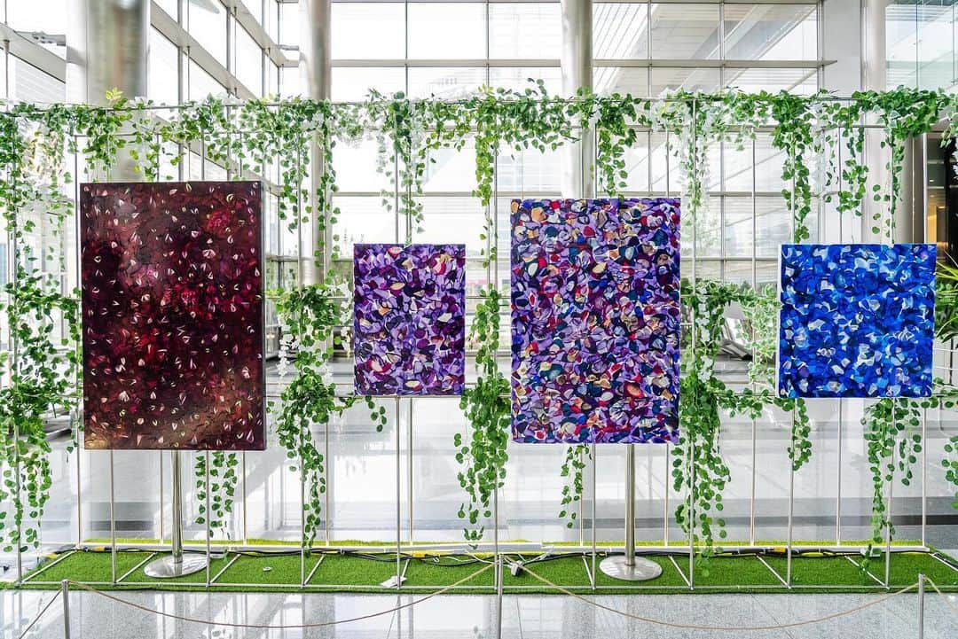 イ・テソンのインスタグラム：「코엑스 동문 로비광장에서  ART IN BLOSSOM :The palette of expressions  전시중입니다.   코엑스에서 작품 보신분들 알려주세요~   #이태성#coex#전시#artistic#이태성작가 #connecart」