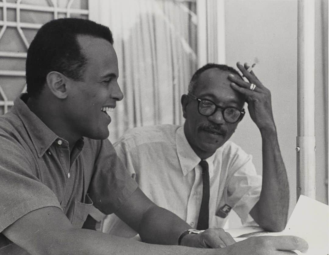 ニューヨーク近代美術館のインスタグラム：「“Through his paintings, I was inspired to find the songs that equaled what I saw his paintings reflect and in looking for what his paintings reflect I was able to discover Lead Belly, and in discovering Lead Belly I discovered language—the language of protest and the beauty of music. It came codified, real constantly using music as the force to which to express our existence.” — Harry Belafonte  Singer, actor, and activist Harry Belafonte, who passed away yesterday at the age of 96, used his exceptional talents to expand American culture, to make space for the beauty and accomplishments of black Americans. The artist Charles White was his friend, and a partner in that struggle for recognition. In 2018, Belafonte generously lent White’s drawings to his retrospective exhibition at MoMA, and discussed his friendship with White and their shared commitment to celebrating Black culture on #MoMAMagazine. Link in bio to listen.  “Harry Belafonte was one of Charles White’s most compelling subjects, and White’s drawings of him are some of the best of his career. We were so fortunate to be able to work with him to help bring this incredible moment in history to light.” — Esther Adler, Curator  — Charles White and Harry Belafonte working on Songs Belafonte Sings. c. 1960. Black-and-white photograph. © The Charles White Archives」