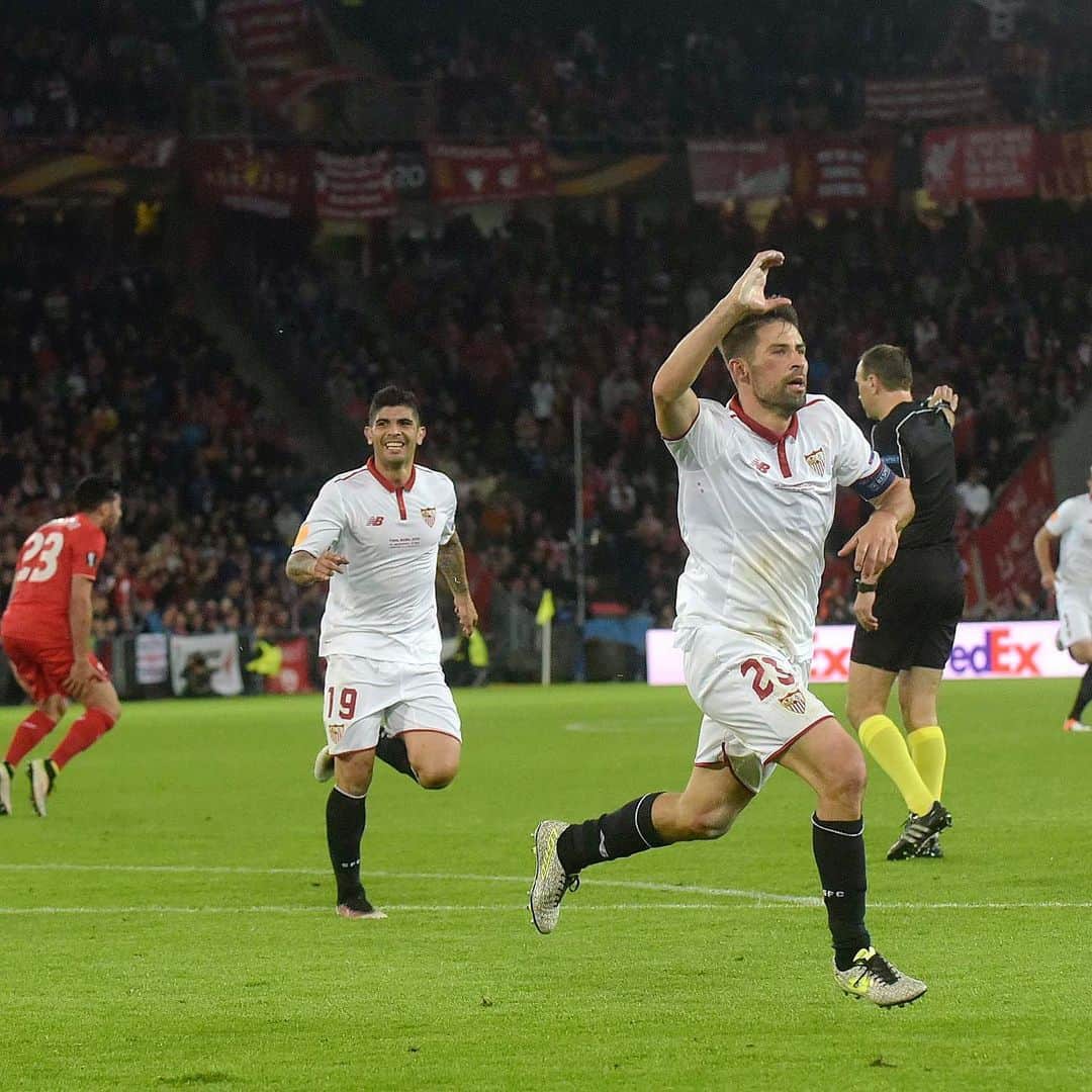 セビージャFCのインスタグラム：「🎂© Feliz cumpleaños, capitán.  😳 ¿Te acuerdas de ese día, @coke23andujar?  🏆🏆🏆  #WeareSevilla #NuncaTeRindas」