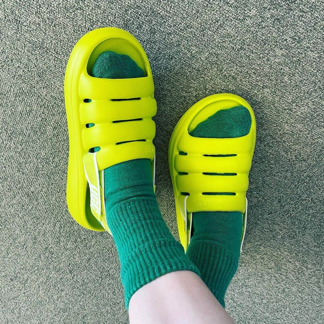 のインスタグラム：「ㅤㅤㅤㅤㅤㅤㅤㅤㅤㅤㅤㅤㅤ #私服戦隊ミヤジマン  わたしのかわいいさんだるさん💚 今日までは寒かったけど明日からはガシガシ履けるかなー！！ #ugg のサンダル、めーーーちゃくちゃ履きやすい歩きやすいから俄然おすすめしちゃう！」