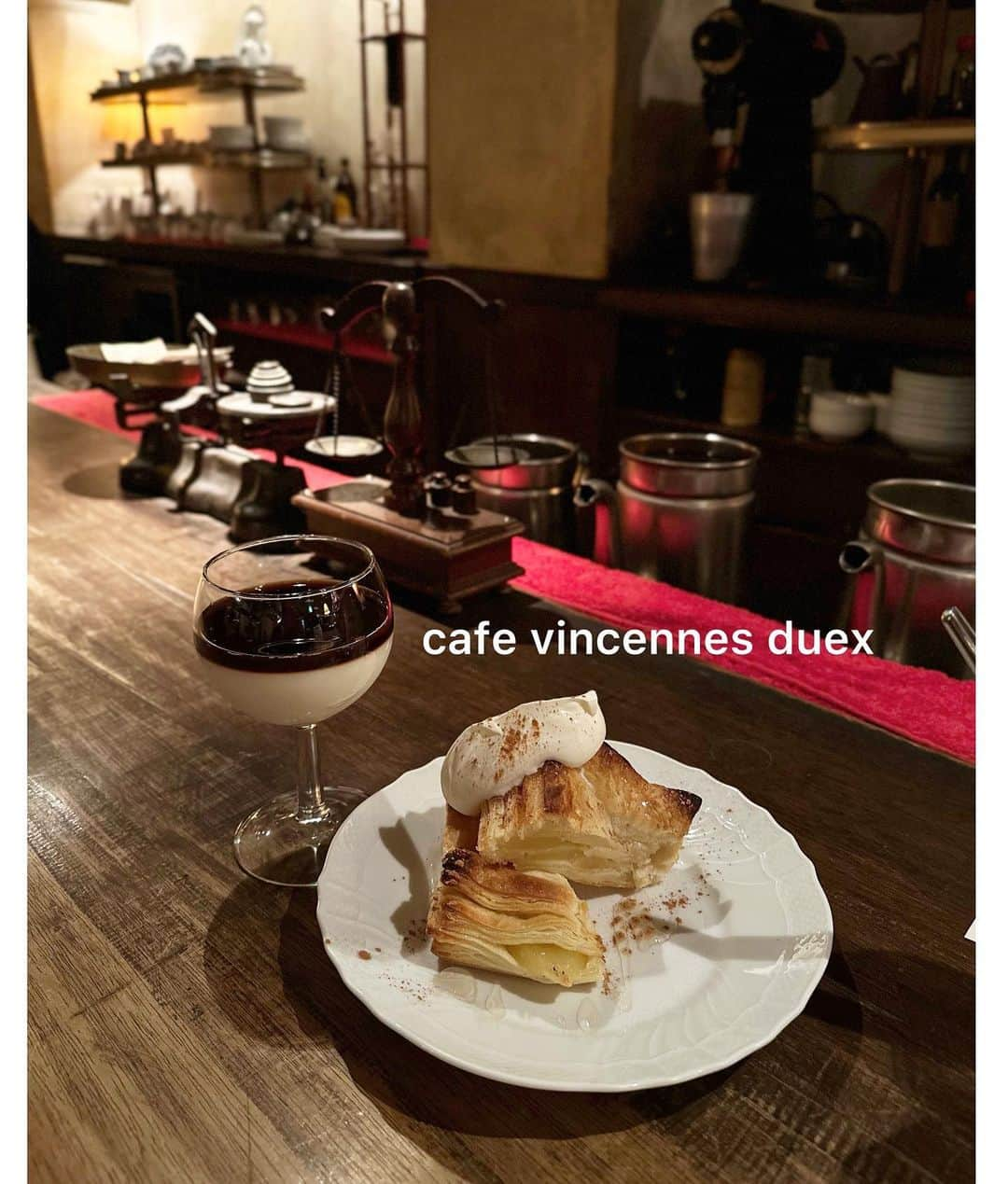 都築青空さんのインスタグラム写真 - (都築青空Instagram)「cafe vincennes duex ☕️ 栄に来たら絶対に行きたかったんだけど いつも激並びで諦めてたところ… この日は少なめだったから 並ぶの嫌いな私が決意して30分くらい並んだ…！笑  アップルパイとオレグラッセ。 アップルパイは注文を受けてから作るから 焼き上がるまでにこれまた 時間がかかるんだけど、 ん〜まじで、美味しかった。。 コーヒーも格別。  また行きたすぎる。 頼むから混まないでくれ🤣🤣  #cafevincennesduex #カフェヴァンサンヌドゥ  #名古屋カフェ #栄カフェ」4月26日 23時43分 - aozora723