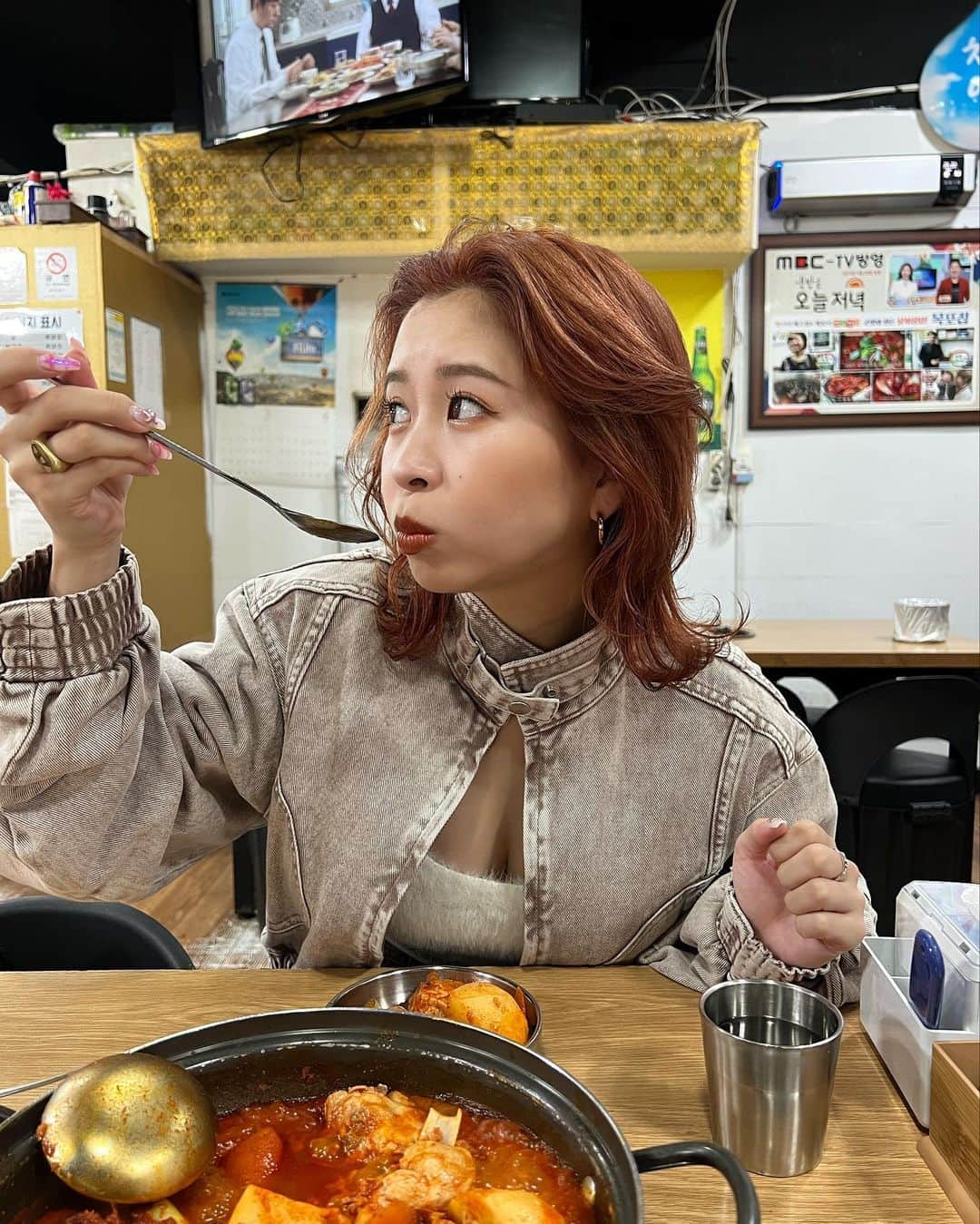 ヒロタナギサのインスタグラム：「_  韓国で食べたご飯の中で 1.2位を争うお気に入りだったお店🇰🇷  📍목포집 タットリタンっていう甘辛のタレにつけられた鳥と野菜たちがたまらん🥹  この味はほんまに本場の味って感じで中毒性あるもう食べたい。笑  沢山有名人のサインもあったり、 めちゃ人気のお店らしくって 〆で炒飯とかもできるけど お腹いっぱいでできなかった悔しい🥵 次韓国行くときも絶対行きたいお店✌︎  #nagisatrip  #목포집 #韓国旅行 #韓国グルメ #江南グルメ #タットリタン」