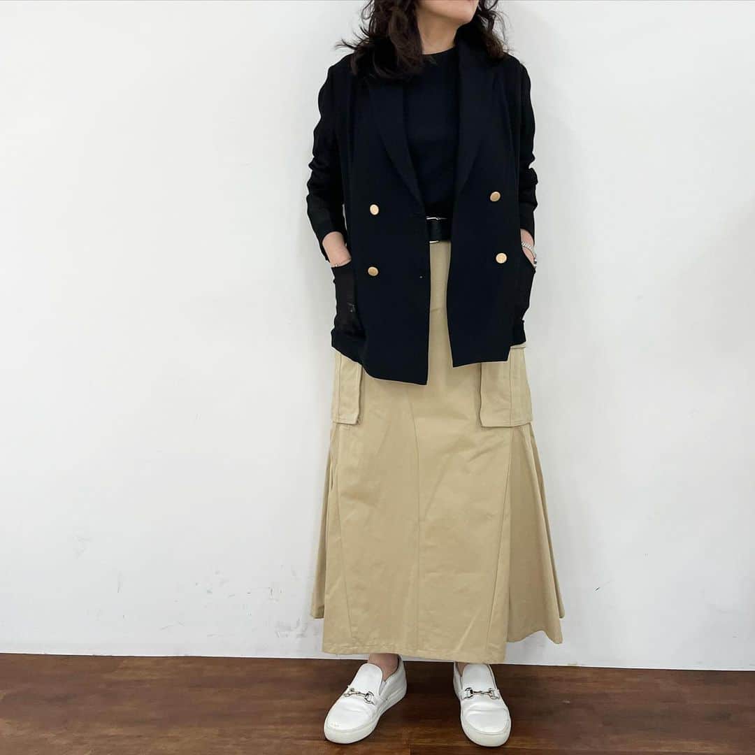 GATHER yamatoのインスタグラム：「* ミリタリー&トラッド 配色はトラッドにディテールはミリタリー。 ジャケットがメッシュなので、 厚ぼったくならなくて素敵。 金ボタンも軽さを出していて 夏の羽織が、ロングシャツやカーディガンしかない人にもいいかもです。 ベルトをしてるか、してないか でもだいぶ違う。 ⭐︎ジャケット #degnitecollier  ⭐︎スカート #degnitecollier  @gather_takeo  @glamour_by_gather  で販売中です！  #大人がかっこよく映える服  #アラフォーコーデ #アラフィーコーデ #gather #佐賀」