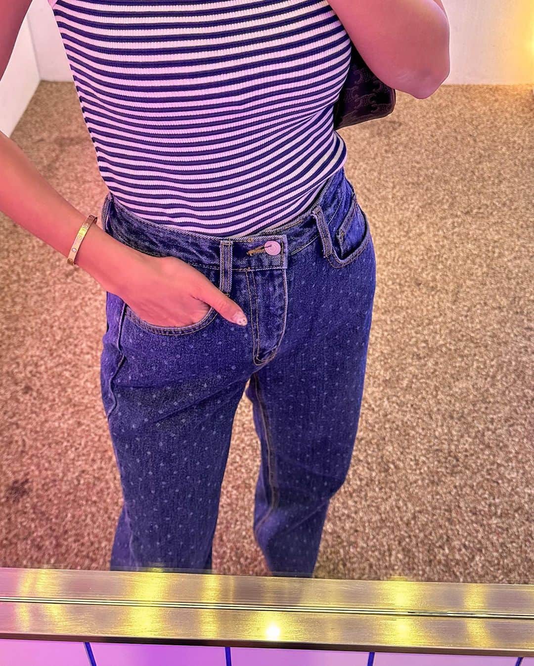 郭圈圈さんのインスタグラム写真 - (郭圈圈Instagram)「可可愛愛💙💖 最下面的我們在頭痛🤦🏻‍♀️ 歐買歐買尬🤣 - 這間大頭貼就在上一間介紹的🥯貝果店旁邊～ 拍完還可以掃照片上的QR CODE下載影片！ 是說印象中以前拍大頭貼都很趕 這台是讓我們拍10張選4張 而且每次拍都有10秒可以準備（時間超充裕😆）（真的蠻久的😂） - 📍#漢南洞 @broomstudio_  - #lea_outfit @marule.official  - 🔗marumarulea.com 🔍 april146.狎鷗亭歐膩🫶🏻廠商大推超時尚百搭墨鏡✨$580 🔍 april120.細肩帶條紋百搭背心$580 🔍 april122.法式點點中高腰牛仔褲$1580 🔍 april109.時髦日記～簡單有型露趾細根涼鞋 $1280 🔍 dece51.925純銀單顆珍珠項鍊 $790」4月26日 23時41分 - helloiamlea
