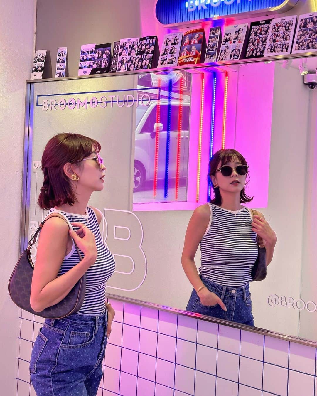 郭圈圈さんのインスタグラム写真 - (郭圈圈Instagram)「可可愛愛💙💖 最下面的我們在頭痛🤦🏻‍♀️ 歐買歐買尬🤣 - 這間大頭貼就在上一間介紹的🥯貝果店旁邊～ 拍完還可以掃照片上的QR CODE下載影片！ 是說印象中以前拍大頭貼都很趕 這台是讓我們拍10張選4張 而且每次拍都有10秒可以準備（時間超充裕😆）（真的蠻久的😂） - 📍#漢南洞 @broomstudio_  - #lea_outfit @marule.official  - 🔗marumarulea.com 🔍 april146.狎鷗亭歐膩🫶🏻廠商大推超時尚百搭墨鏡✨$580 🔍 april120.細肩帶條紋百搭背心$580 🔍 april122.法式點點中高腰牛仔褲$1580 🔍 april109.時髦日記～簡單有型露趾細根涼鞋 $1280 🔍 dece51.925純銀單顆珍珠項鍊 $790」4月26日 23時41分 - helloiamlea