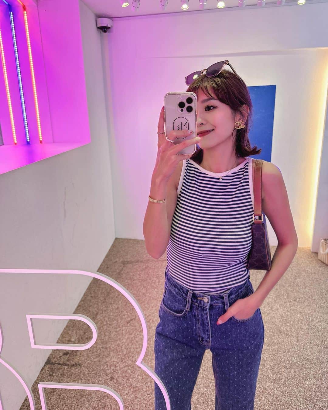 郭圈圈さんのインスタグラム写真 - (郭圈圈Instagram)「可可愛愛💙💖 最下面的我們在頭痛🤦🏻‍♀️ 歐買歐買尬🤣 - 這間大頭貼就在上一間介紹的🥯貝果店旁邊～ 拍完還可以掃照片上的QR CODE下載影片！ 是說印象中以前拍大頭貼都很趕 這台是讓我們拍10張選4張 而且每次拍都有10秒可以準備（時間超充裕😆）（真的蠻久的😂） - 📍#漢南洞 @broomstudio_  - #lea_outfit @marule.official  - 🔗marumarulea.com 🔍 april146.狎鷗亭歐膩🫶🏻廠商大推超時尚百搭墨鏡✨$580 🔍 april120.細肩帶條紋百搭背心$580 🔍 april122.法式點點中高腰牛仔褲$1580 🔍 april109.時髦日記～簡單有型露趾細根涼鞋 $1280 🔍 dece51.925純銀單顆珍珠項鍊 $790」4月26日 23時41分 - helloiamlea