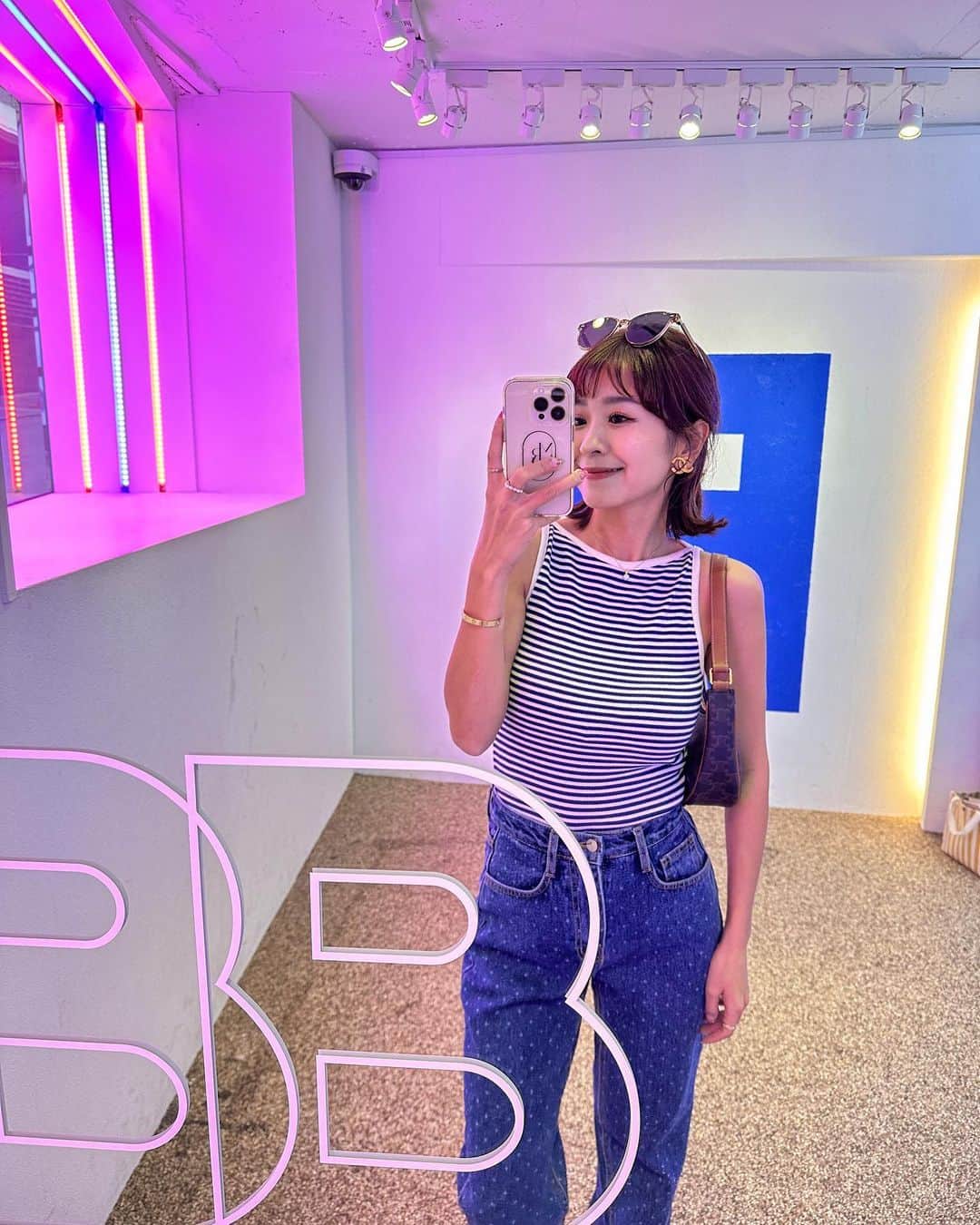 郭圈圈さんのインスタグラム写真 - (郭圈圈Instagram)「可可愛愛💙💖 最下面的我們在頭痛🤦🏻‍♀️ 歐買歐買尬🤣 - 這間大頭貼就在上一間介紹的🥯貝果店旁邊～ 拍完還可以掃照片上的QR CODE下載影片！ 是說印象中以前拍大頭貼都很趕 這台是讓我們拍10張選4張 而且每次拍都有10秒可以準備（時間超充裕😆）（真的蠻久的😂） - 📍#漢南洞 @broomstudio_  - #lea_outfit @marule.official  - 🔗marumarulea.com 🔍 april146.狎鷗亭歐膩🫶🏻廠商大推超時尚百搭墨鏡✨$580 🔍 april120.細肩帶條紋百搭背心$580 🔍 april122.法式點點中高腰牛仔褲$1580 🔍 april109.時髦日記～簡單有型露趾細根涼鞋 $1280 🔍 dece51.925純銀單顆珍珠項鍊 $790」4月26日 23時41分 - helloiamlea