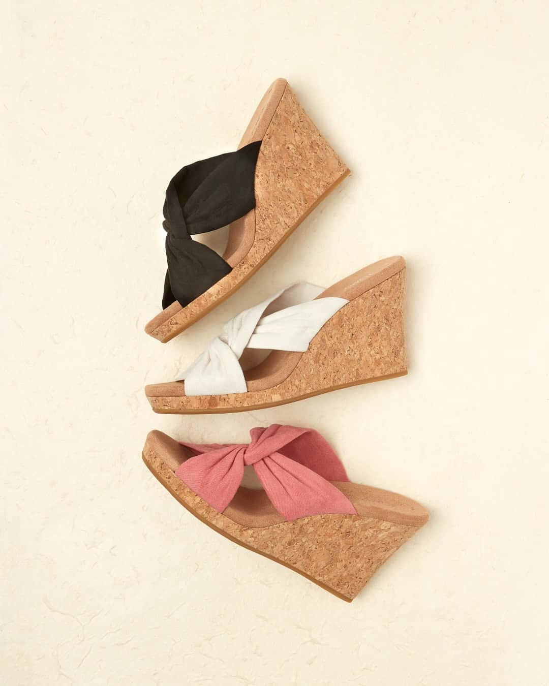 トムズシューズのインスタグラム：「Serena is the statement heel you need now—with a knotted top detail and cork-wrapped wedge sole, you'll want to add these to all your outfits.   Exclusively on TOMS.com 💥   Wear TOMS. WEAR GOOD.」