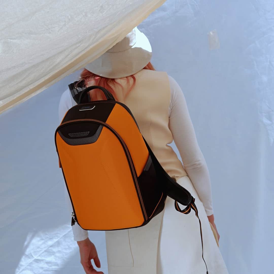 トゥミのインスタグラム：「@ganna_bogdan brightens her look with McLaren’s signature papaya color. Shop the limited edition collection today on TUMI.com.   #TUMI #TUMIMcLAREN」