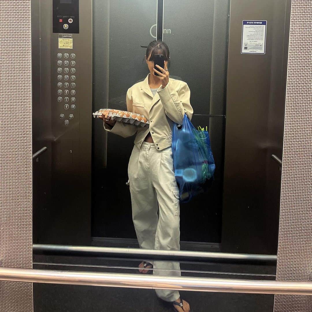 キム・ボラムのインスタグラム：「오늘도 내가 요리사 🙃✊🏾 그나저나 카고팬츠 네이비도 바로구매했지만 아이보리도 넘예..✨ 2차 다음주 입고 후 순차적 발송 예정 🤍 #르라미 @lerame_official」