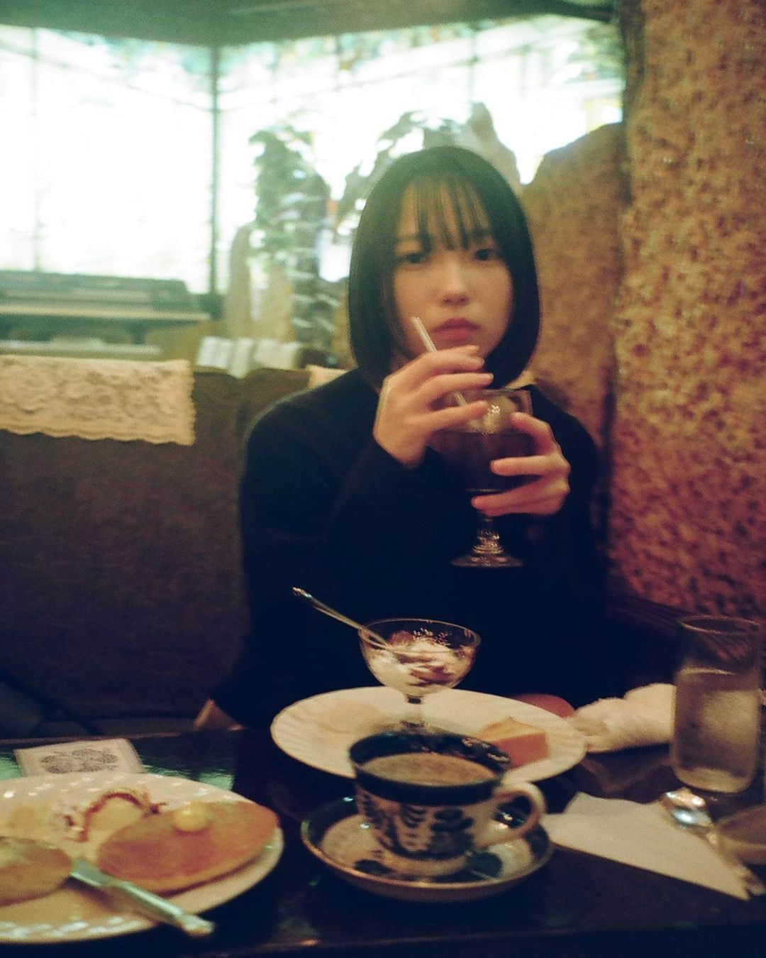 Yuma Takatsukiのインスタグラム：「. . . film . . . . . . 社会人になってから喫茶店とか行き始めたんやけど、 最近はいろんな地域の喫茶店にも行きたい。 たまごサンドとかホットケーキが好きです。 ⁡ それでは今日もお疲れさまでした。 . Tokyo／Japan . #フィルムカメラで残す日常  . ―――――――――――――――――――――――――― 関西を中心にフリーランスで活動しています。 Web広告、個人撮影、家族撮影、PR撮影など、 4月以降の撮影依頼募集中です。 ⁡ ⁡Yuma Takatsukiオリジナルプリセットも販売中です。 ⁡プロフィールのポートフォリオサイトからご覧下さい。  またフォトサークルITTOKOという活動をしています。 ⁡ハイライトに色んなイベントをまとめています。 ――――――――――――――――――――――――――」
