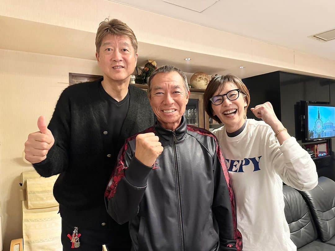 のインスタグラム：「金石さん、貴美子ちゃん… 久しぶりに会えました〜！！🤭  おまけに息子に誕生日プレゼントまで頂いちゃいました😭🙏🏻 いつも家族ぐるみのお付き合いありがとうございます。  やっぱり「かねいし」の寿司はうんめぇな〜 最高で〜す‼️ありがとうございました‼️  貴美子ちゃん！ 今度はツーショット撮ろうね😂✌🏻  @kaneishiakihito  さん @jinnai_kimiko  さん  #鮨かねいし #金石昭人 さん #陣内貴美子 さん」