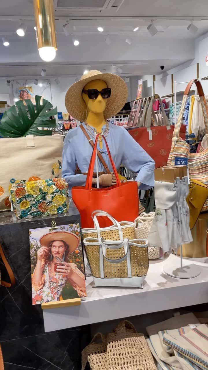 アクセサライズのインスタグラム：「What’s new in? Pop in your nearest store and shop bags, accessories and more! ☀️💖」