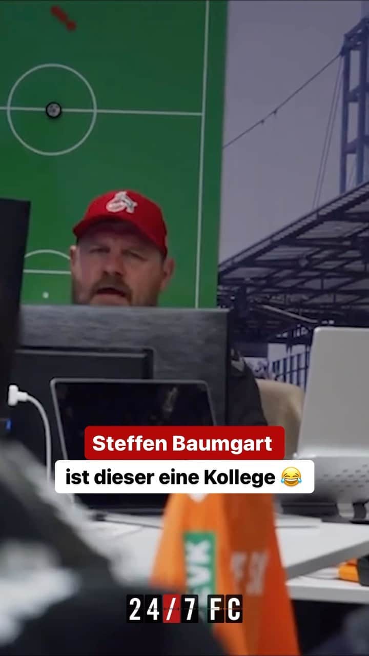 1.FCケルンのインスタグラム：「Dieser eine Kollege, der im Büro immer Unruhe stiftet 😂  ___ Diese und weitere Szenen aus dem Trainer-Büro gibts in der aktuellen Episode von 24/7 #effzeh zu sehen. 🤩 Link zur Folge ist in der Story.」