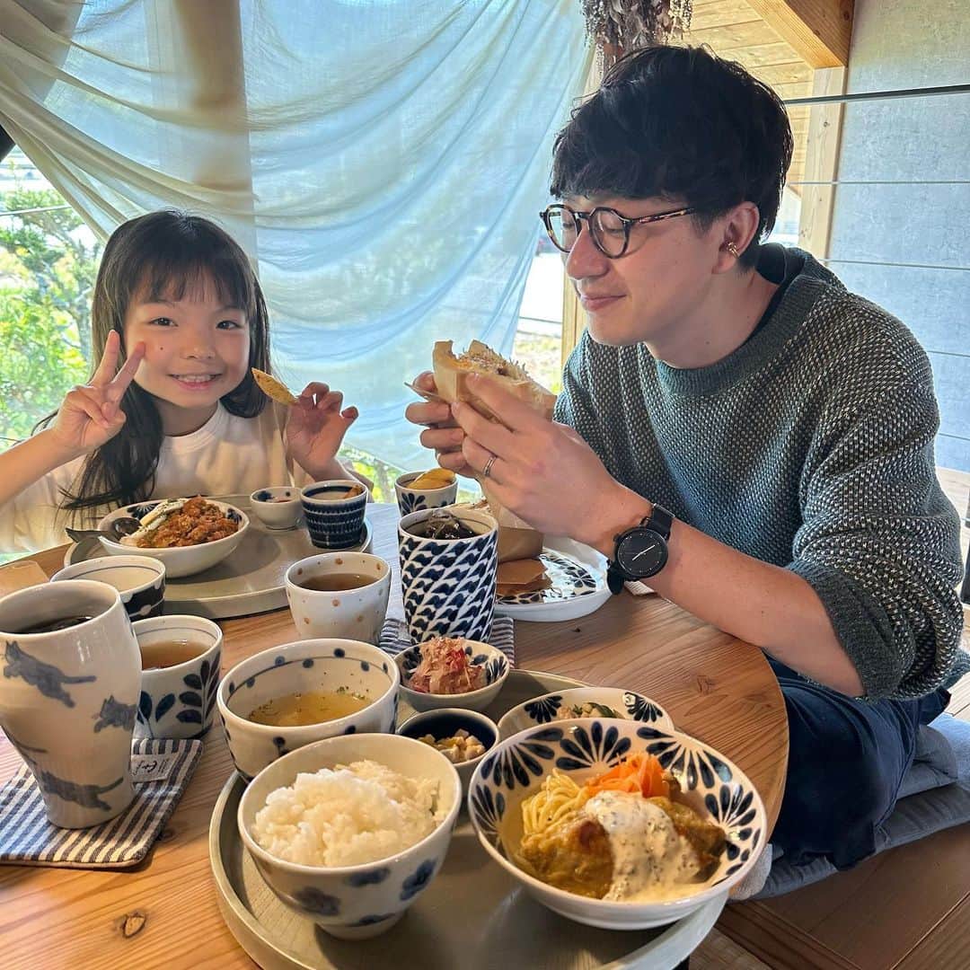 のインスタグラム：「＊ 土曜日の善通寺の準備の目処がなんとなくついたから、 (夜中だけど)日曜日行ってきた松山旅の振り返り〜☺️🤓♡ コロナ禍、会いたくて会いたくて、念願叶って ひさびさに会えた @uho_hoi と姫と共に、 可否庵の器(カップもお皿もALL砥部なんです)を買いに 砥部焼の窯元を4つ＋売店を2つワイワイと巡りました🥣✨  お昼 @toubouyuu_shop_cafe さんでおいしいランチを頂き、 (陶房遊さんご夫妻もお元気そうで♡会えて嬉しかった♡🤭) 帰りには月いちパンの日でいつもお世話になっている @makemyday_matsuyama さんにもコロナ以来 ひっさびさに立ち寄って。相変わらずいいお店で マスターもリリ店長もお元気そうでなによりっ♡🐶☺️🤓 今回はバタバタな日帰りだったけど、まだまだ 行きたいところだらけだったから帰りたくない〜って 言いながら、じゃこカツもぐもぐ、徳島へ帰りました。 また松山ゆっくり行きたいなぁと思ったのでした😉🍊✨」