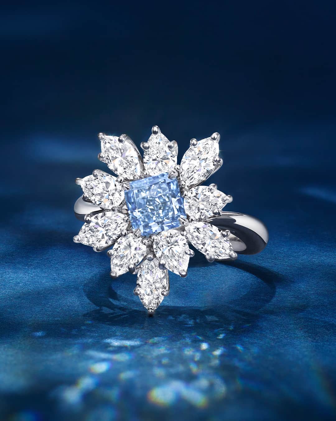 ハリー・ウィンストンのインスタグラム：「Featuring the House’s innovative cluster motif, where different cuts of diamonds are set at varying angles, this Cluster Blue Diamond and Diamond Ring exquisitely magnifies the sparkle of its blue diamond center stone. Tap the link in bio to view the jewels of the Hope Collection. #HighJewelry #HarryWinston」