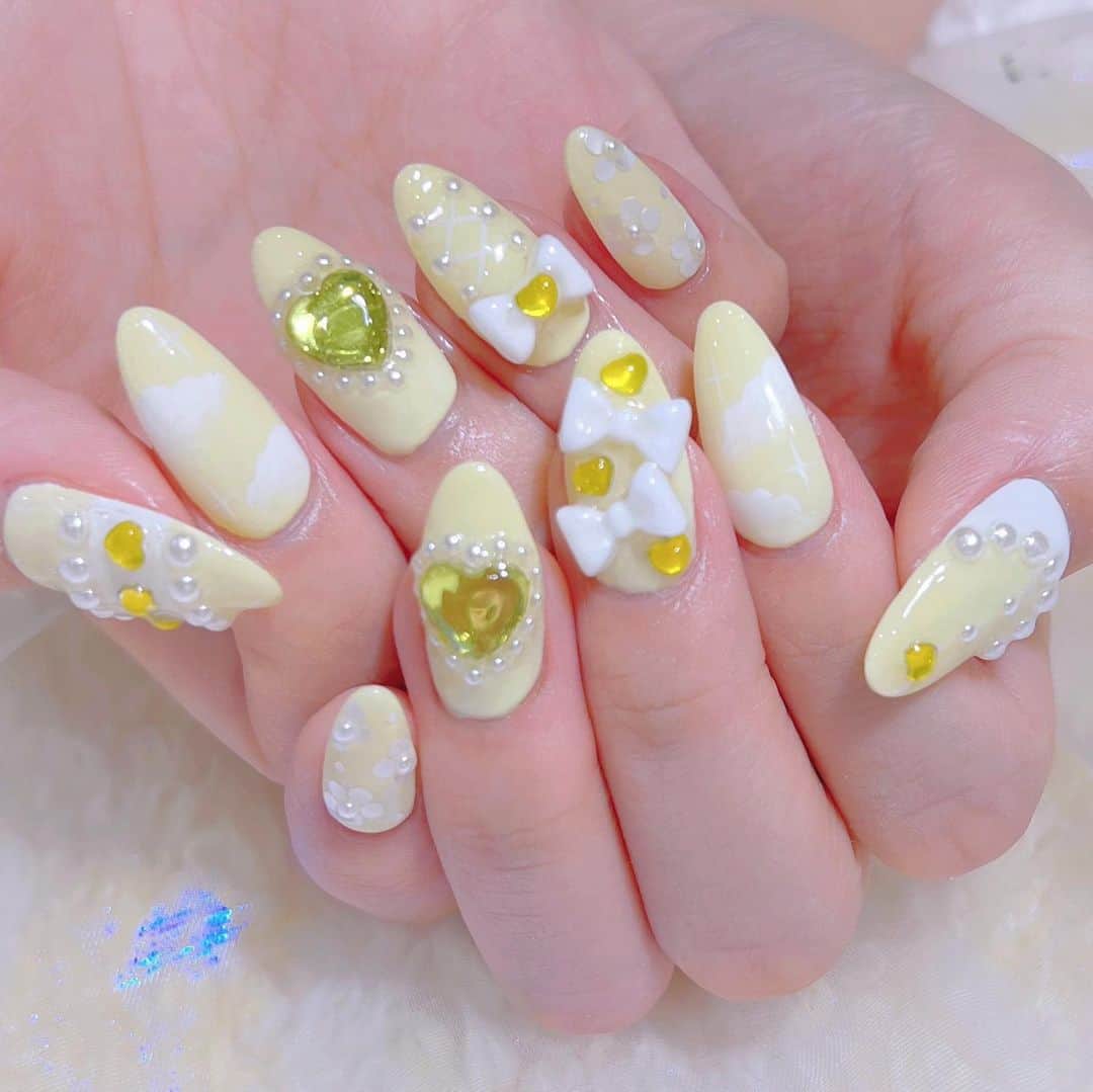 なかやまちえこのインスタグラム：「きいろのネイル💛⠀ ⠀ @cv_yuma_ ちゃん⠀ @youmenosay ⠀ ⠀ #nail #nails #nailart #ネイル #美甲 #ネイルアート  #japanesenailart #manucure #japanesenails #manicurist #gelnails #أظافر #네일아트 #미용  #เพ้นท์เล็บ #artedeuñas #เพ้นท์เล็บเจล #ジェルネイルデザイン #ネイルデザイン #nagelkunst #黄色ネイル @aby_sharenail @pregel.jp @kimacat_betty @preanfaofficial」