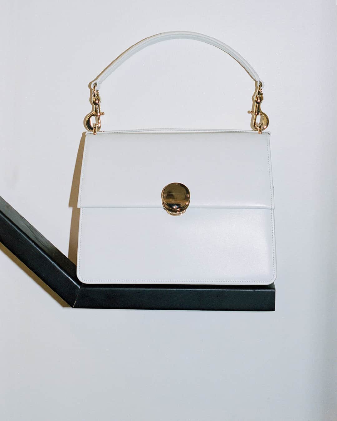 のインスタグラム：「The crisp lines and hue of the Penelope top handle bag in white Box leather, photographed by @angelechat.  #ChloeSS23」