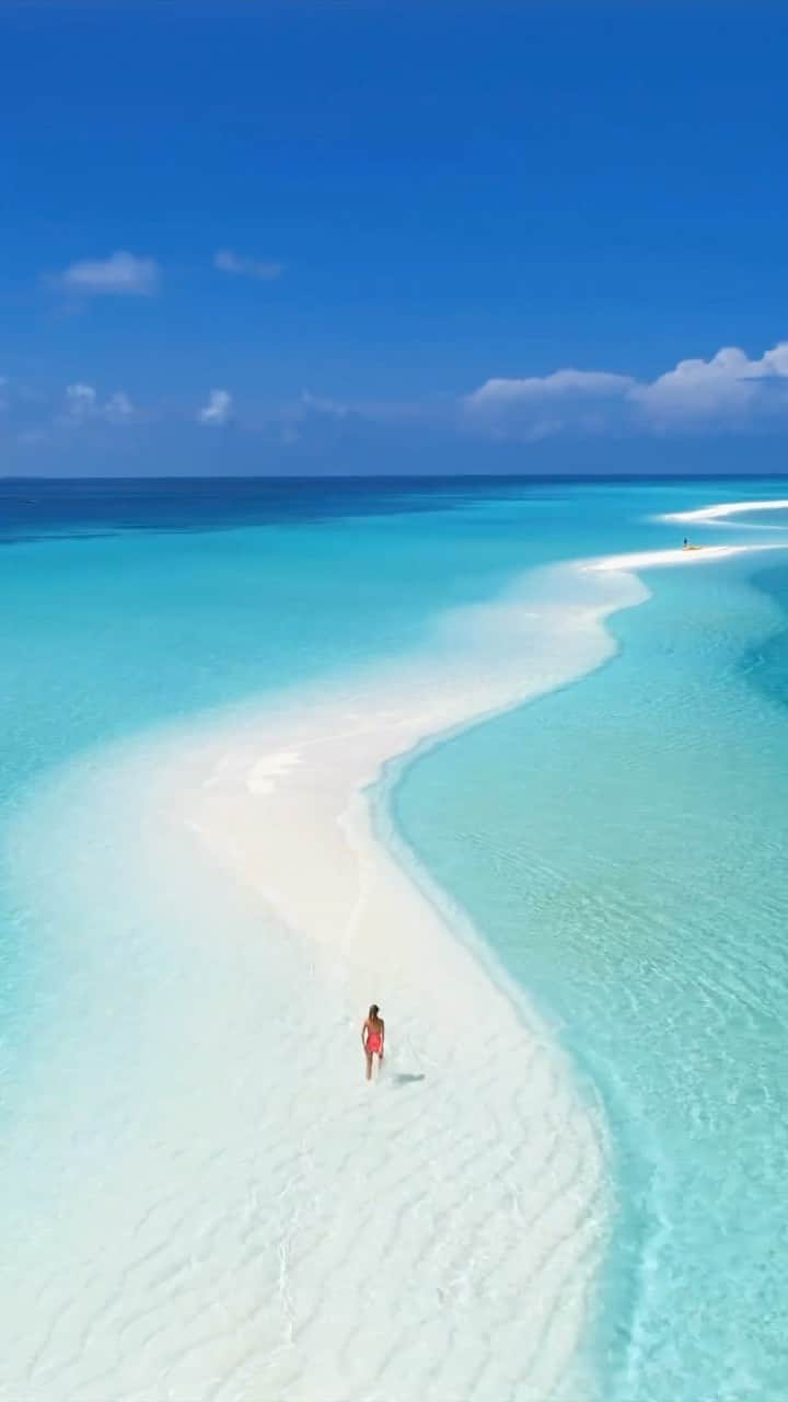 のインスタグラム：「Make your Maldives holiday extraordinary with a private sand bank visit - an exclusive opportunity to explore the unique and untouched beauty of the Maldives and create unforgettable memories. Contact us to start planning your Maldives getaway @nichegetaways   📧 hello@nichegetaways.com 📞 +960 760 5656 (WhatsApp/Viber) 🌐 www.nichegetaways.com  🎥 @vacationplaces_」