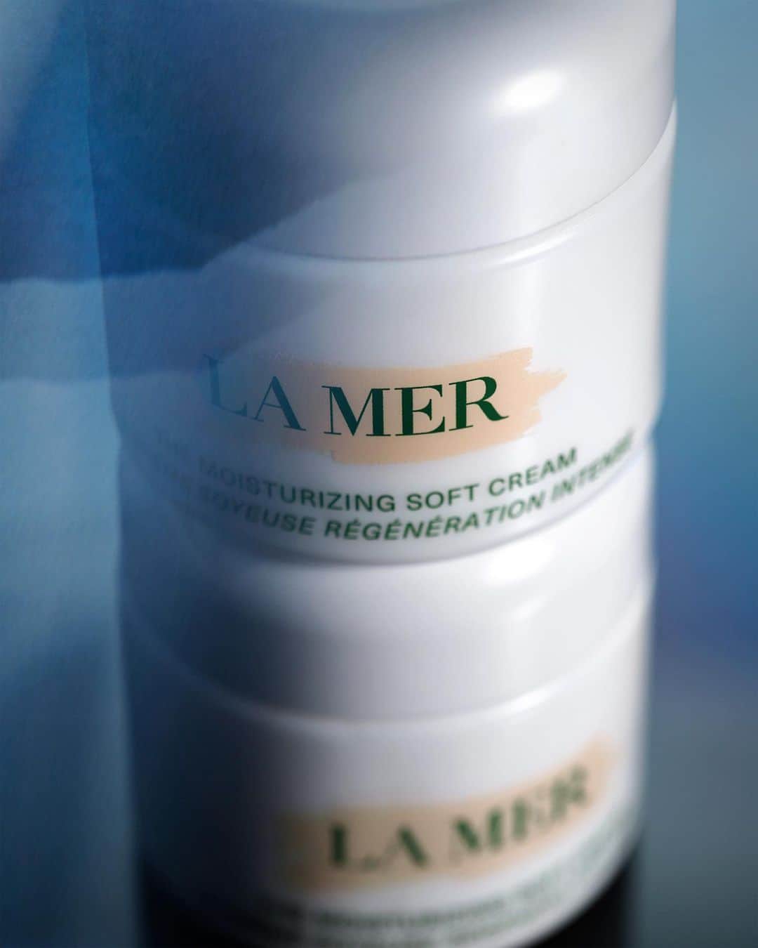 のインスタグラム：「Hard-hitting healing moisture in a smooth, easy-to-apply texture.   The Moisturizing Soft Cream energizes skin while helping to protect its barrier from environmental stressors.   Discover more on LaMer.com. #lamer #lamerskincare #lamersoftcream」