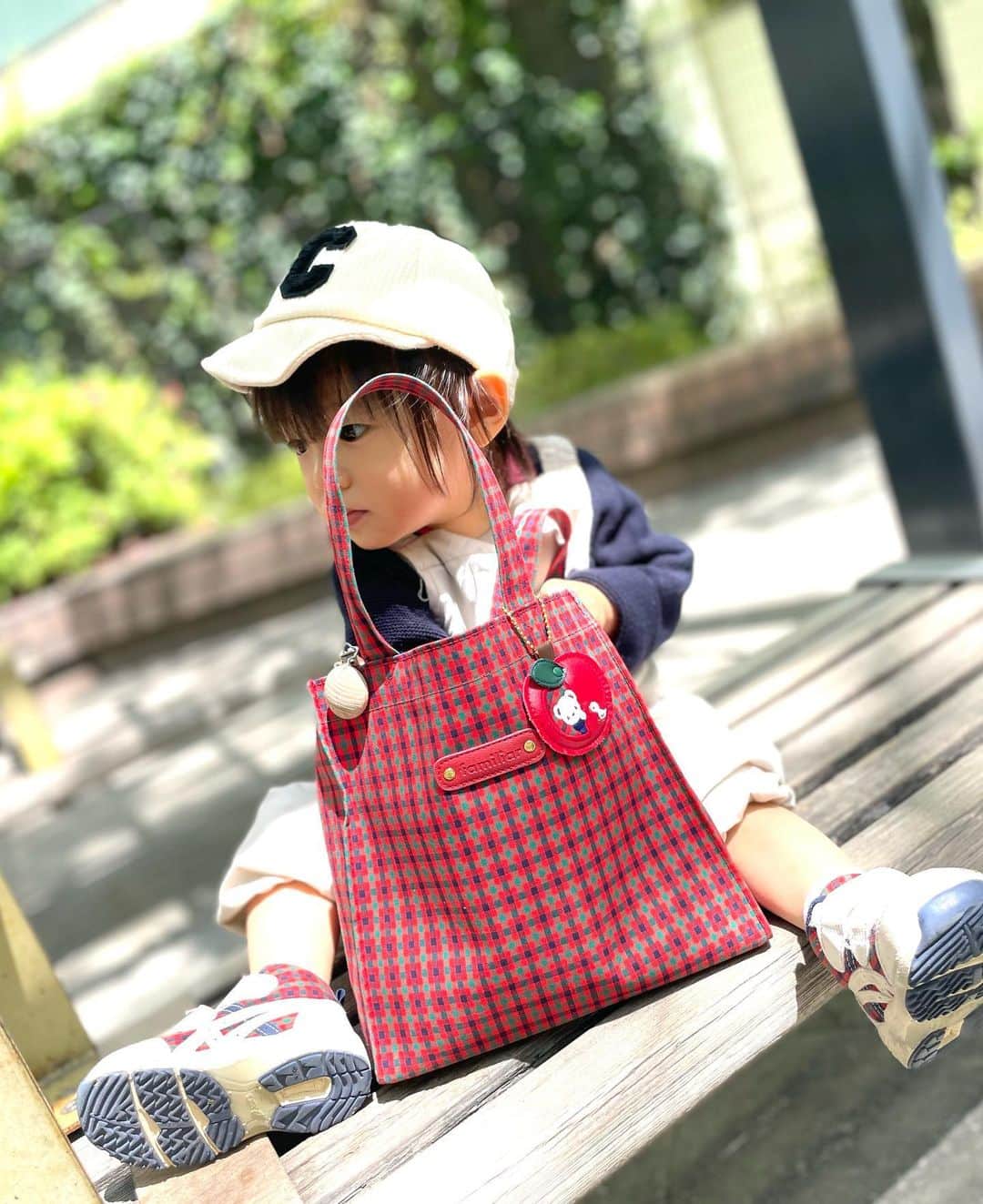 東なつ紀のインスタグラム：「天気がいい日☀️  １日に2回公園行ってママはヘトヘトやけど 楽しそうでなにより👏🏻  自分で鞄を持ちたい年頃らしく いつも取られる🤣 大きさもちょうどいいのかな🍎笑笑  2枚目は侑生なりのピース✌️らしい🤣  #familiar #ファミリア #3coins  #shein  #公園 #毎日公園 #侑生ピース」