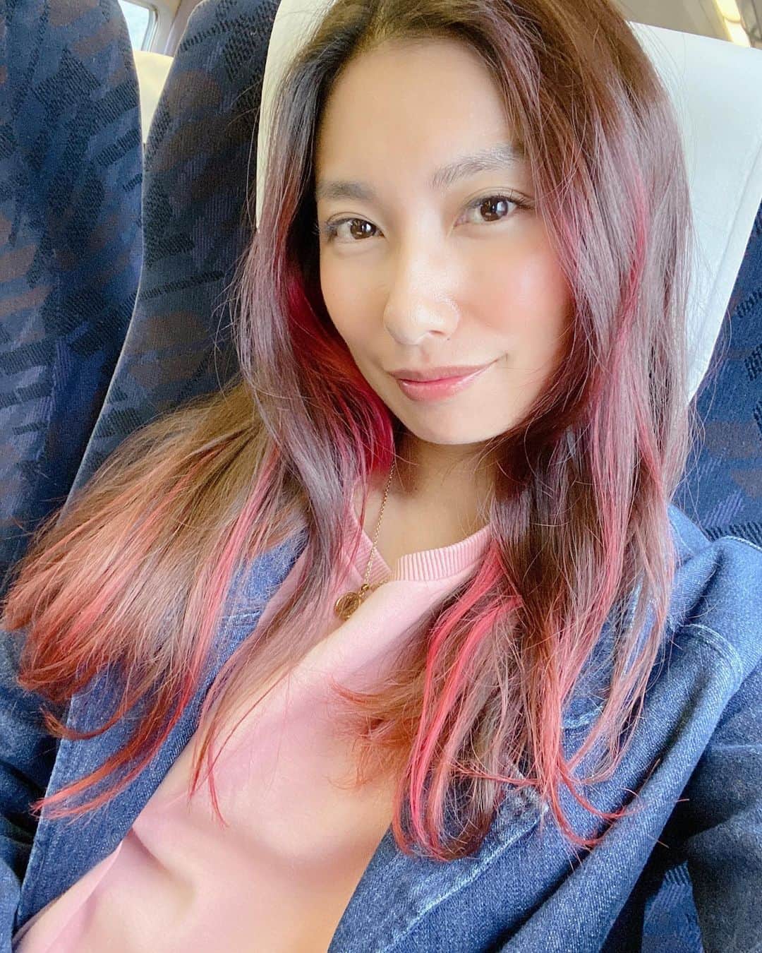 エマ中岡優姫のインスタグラム：「赤毛ちゃん😊 髪の毛下ろしてたはずなのに 車内で💻してたら いつのまにか お団子ちゃんになってた🤣 今回の高知出張は 新幹線と特急？で 行ってきたので 時間はかかるけど だいぶ楽だった♪ 🚝南風🚝 今回高知土産 たくさん買った♪ わたしのおすすめ またストーリーズで 紹介するねー✨ #出張  #赤毛  #男の子ママ」
