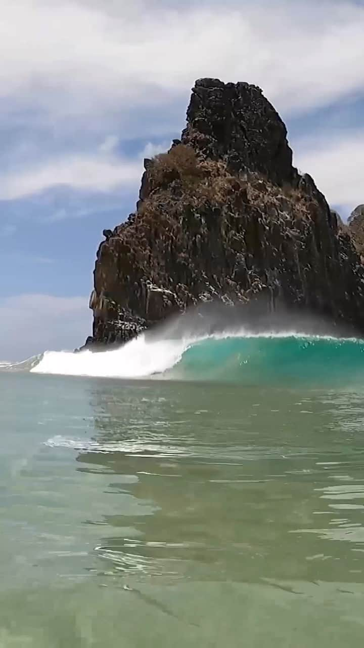 ビラボンのインスタグラム：「What’s it like to be on an island 350 miles off the northeastern coast of Brazil with @italoferreira?   Watch the latest @Stab In The Dark shot on Fernando de Noronha to find out, premiering May 4th.」