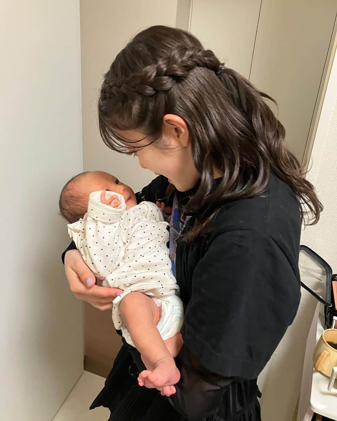 井上咲楽さんのインスタグラム写真 - (井上咲楽Instagram)「ヘアメイクさんの赤ちゃんを抱っこさせてもらった🌙 小さくてもちもちでかわいい。 こんなに小さいのに、小さい小さい爪が生えてる…！と感動した」4月27日 0時07分 - bling2sakura