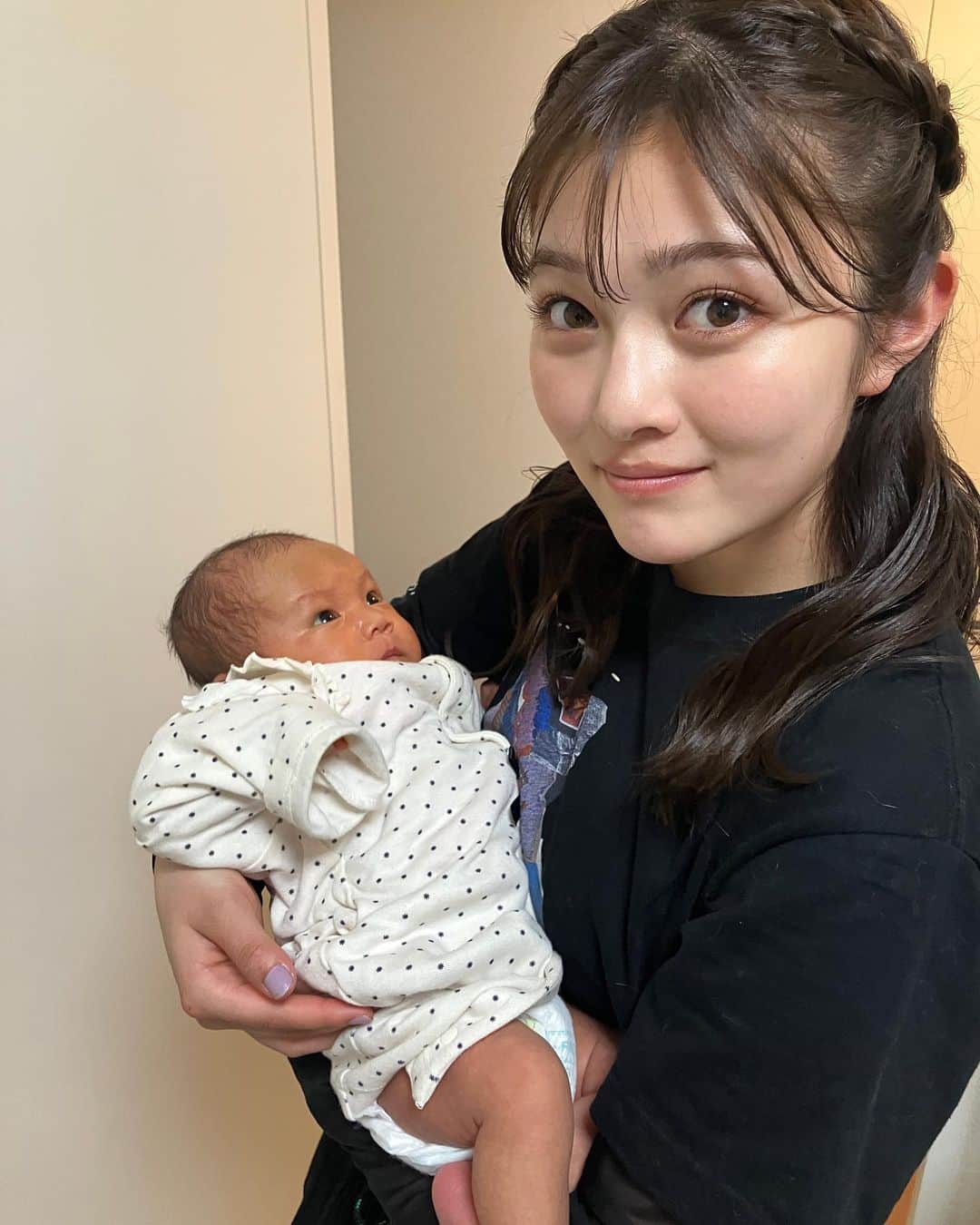 井上咲楽さんのインスタグラム写真 - (井上咲楽Instagram)「ヘアメイクさんの赤ちゃんを抱っこさせてもらった🌙 小さくてもちもちでかわいい。 こんなに小さいのに、小さい小さい爪が生えてる…！と感動した」4月27日 0時07分 - bling2sakura