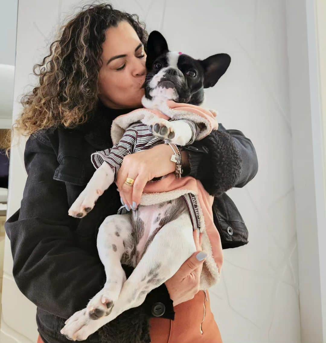 Maisa Silvaのインスタグラム：「feliz aniversário mãe, obrigada pelos ensinamentos e por ser essa pessoa forte e incrível que você é. hoje em dia eu entendo muito bem o pq de você me chamava de "cidadã do mundo"... o mais importante disso tudo é saber que eu posso rodar ele inteiro, conhecer lugares e pessoas maravilhosas, que sempre terei um lar nos seus braços. te amo tanto!  🦁」