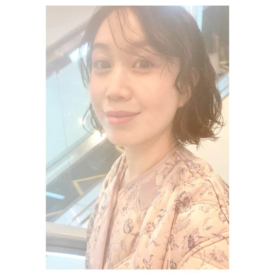 キタキマユのインスタグラム：「一年ぶりに、バッサリと切りました🙆‍♀️💖  ロングも気に入ってたけど、ここ最近の暑さに、 やはりどうにも耐えられませんでした😵‍💫✨（笑）  キクチの神様、この度もお忙しい中、 本当にありがとうございました🤲💖💖💖  お家に帰ると、パパに夜ご飯を食べさせてもらっていた息子くん🍚  「あれ？だぁれ？？✨」  と聞くと、私の短くなった髪をじぃ〜っとみるなり👀 にぱぁ〜😆✨と笑っていました🤲💖（笑） どうやら気に入ってくれたようで嬉しいです🥰💕（笑）  来週からいよいよ保育園のスタート！ 終わらない準備、がんばります😵‍💫💖  #ボブヘア  #切りっぱなしボブ  #パーマがかかりにくい髪質 😓💓 #ラックヘア  #luckhair  #キクチタダシ  #ありがとうございました 🤲💕 #保育園の準備  #がんばるぞ 😵‍💫✨ #息子くん  #ニコニコで 👶💖 #ありがとう 🫶✨ ##newhair  #bobhaircut  #kitakimayu #キタキマユ」