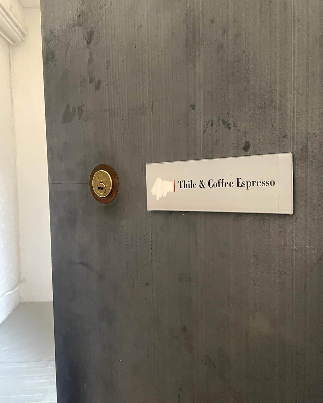 クレア・コフィーのインスタグラム：「#quietluxury」