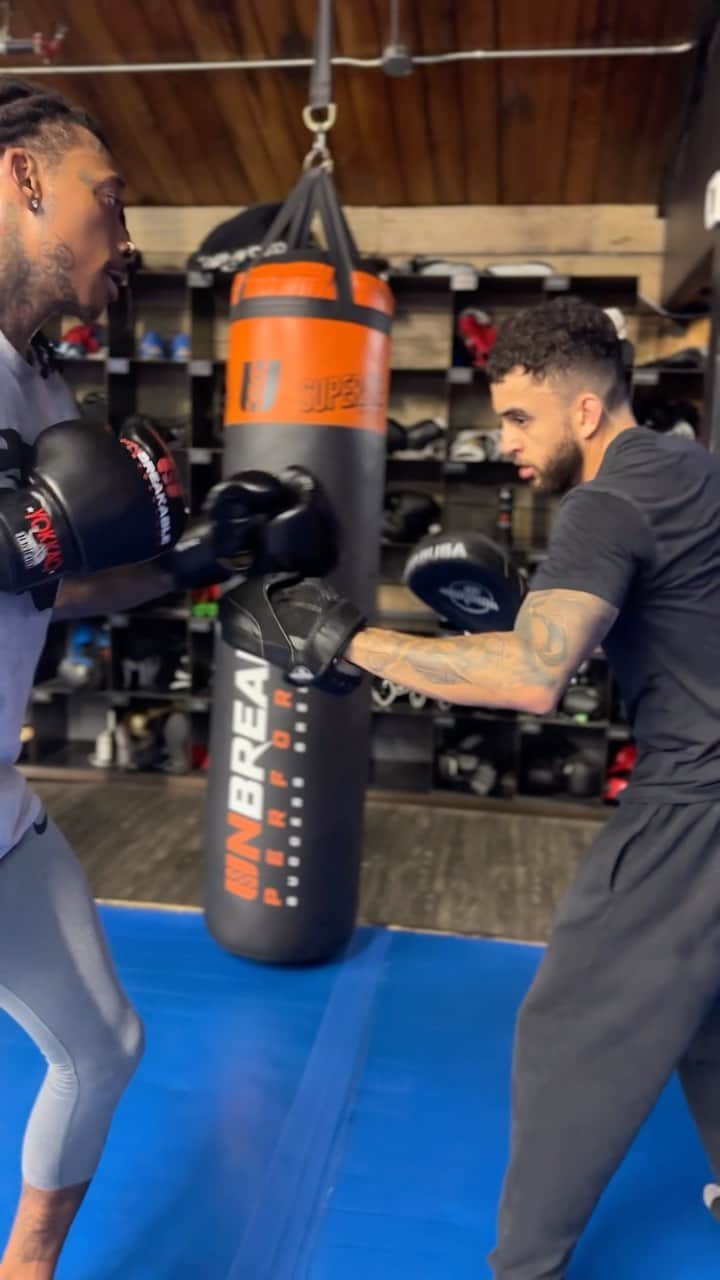 ウィズ・カリファのインスタグラム：「START THE DAY RIGHT   WE IN THE GYM☮️💜✌🏾😋🍄😎」