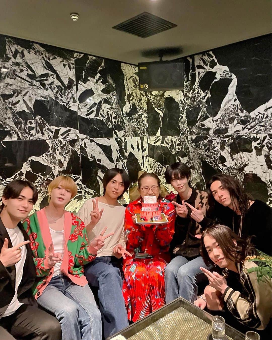 軍地彩弓のインスタグラム：「2023年4月25日。 この日は間違いなく、記憶に残る誕生日になりました。  敬太さんに連れられて、歌舞伎町のとある扉🚪を開いたらなんとそこはホストクラブ😆  イケメンハグからの、シャンパンコール🥂🍾 驚き過ぎて、途中から嗚咽…w 永谷&まきくんプロデュース力の破壊力。流石すぎる😆 とにかく凄かったあああ。  @apits_smappa のホストの皆様のレベルの高さ。最高のホスピタリティ。  歌舞伎町バースデー🎂  歳を重ねるほどに、人の優しさが染みてきます。こんなにみんなに優しくしてもらえて幸せです。  亡き父と母のおかげで私は今を生きてます。落ち込むことも、立ち止まるときも、こんな仲間たちがいてくれて、少しずつだけど前に進めて…。  歳を重ねても大人になりきらない私ですが、皆様これからもお付き合いくださいませ❤️  愛しかない。 感謝しかない。  自分に与えられた縁を繋ぐために、これからもまだまだ頑張ります❤️  よろしくお願いします！  ケーキは @cakewith_tokyo さんが「愛と狂気のマーケット」にちなんで作ってくれました。可愛いくて美味しかったあ！！ありがとうございます！🍰🎂」
