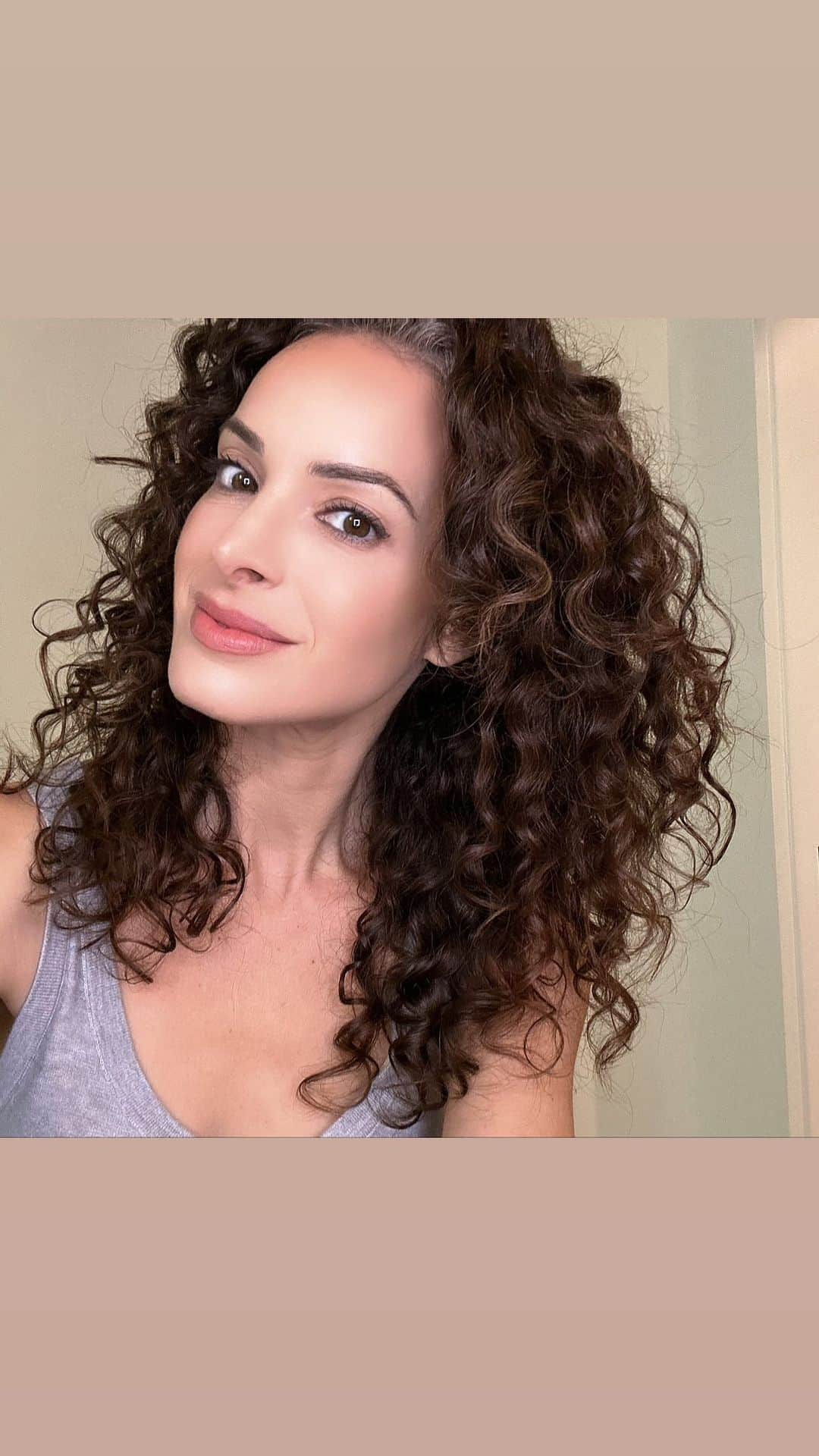 ジャッキー・セイデンのインスタグラム：「My curls continued to improve even after this video! You can only do so much repair with products. Sometimes, you really just need a trim to revive your hair. Curly hairstyles are forgiving so it’s fun to play around! Im obsessed - no one’s head in my house is safe… 🤣 Also you can really see my silvers now! . . . .  #haircut #curlygirl #silver #curlyhairdontcare #curly #selfhaircut #goingsilver #goinggrey #goinggray」