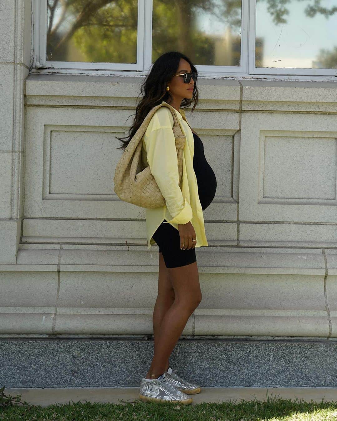ジュリー・サリニャーナさんのインスタグラム写真 - (ジュリー・サリニャーナInstagram)「Sporty mama. 💛  Wearing: @baethelabel one piece cat suit (I’ve been living in this! So comfy!) @baethelabel yellow shirt  @goldengoose sneakers  Bottega Veneta bag #maternitystyle」4月27日 0時35分 - sincerelyjules