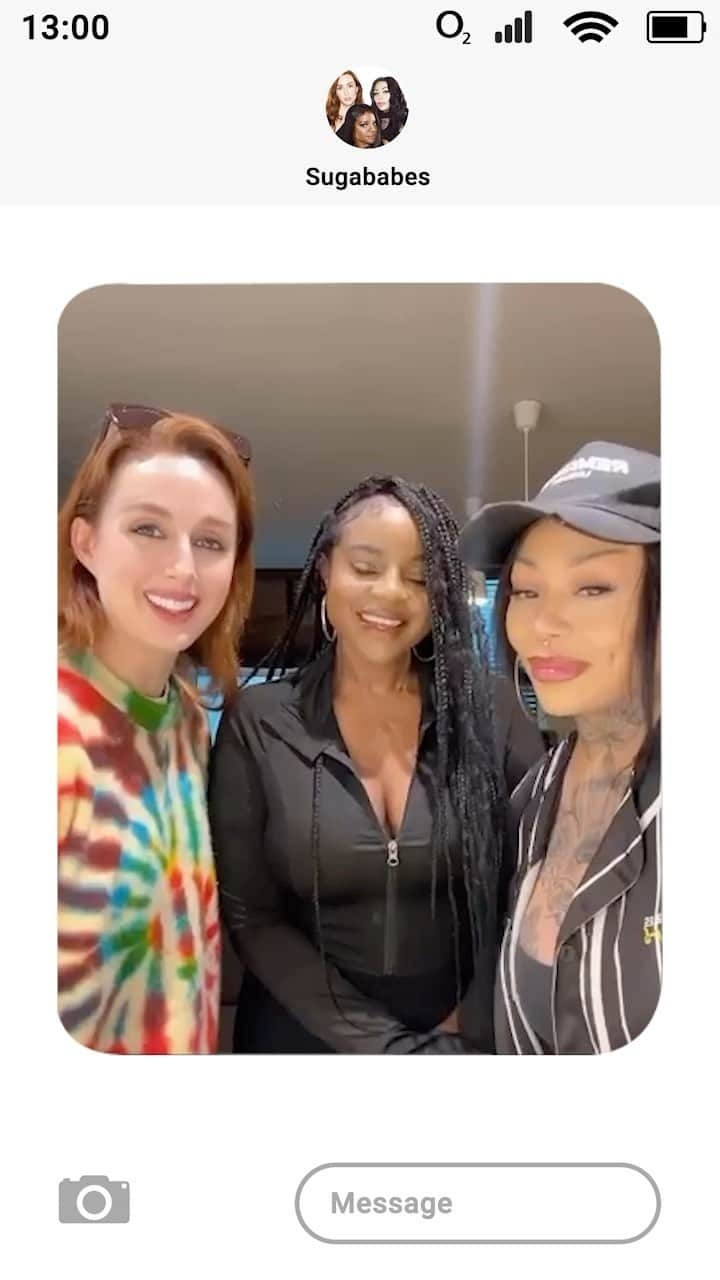 ラグビーイングランド代表のインスタグラム：「We’re ready for the half-time show at @twickenhamstadium for #ENGvFRA this Saturday  🙌  The Red Roses have been getting in the mood with a little karaoke. See you soon @sugababes 🎶  𝐓𝐢𝐜𝐤𝐞𝐭𝐬 𝐬𝐭𝐢𝐥𝐥 𝐚𝐯𝐚𝐢𝐥𝐚𝐛𝐥𝐞. 𝐂𝐥𝐢𝐜𝐤 𝐭𝐡𝐞 𝐥𝐢𝐧𝐤 𝐢𝐧 𝐛𝐢𝐨 🎟️  #WearTheRose」