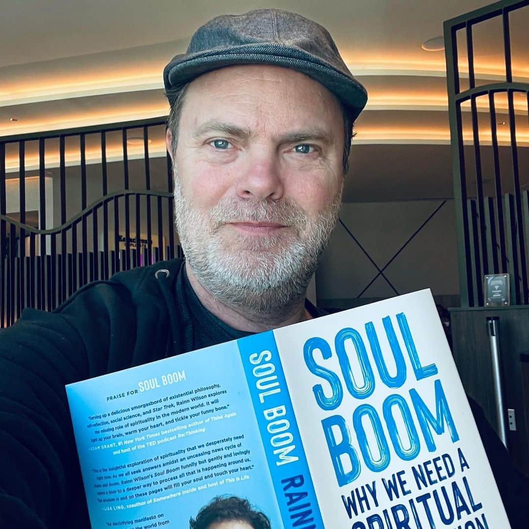 ネイサン・フィリオンのインスタグラム：「If you have ever had the pleasure of meeting @rainnwilson, you’d know what an interesting, intelligent, thoughtful, and concerned human he is. I’ve always enjoyed that his conversations are so soul nourishing, and that his first book is appropriately called Soul Pancake. Now, he’s reaching out with his second book, @soulboom. Yes, I’ve ordered it on Amazon, but I’m also going to buy a copy at a local independent bookstore, because reasons. And yes, I’m getting Rainn to sign them to put them on eBay. Enjoy!」