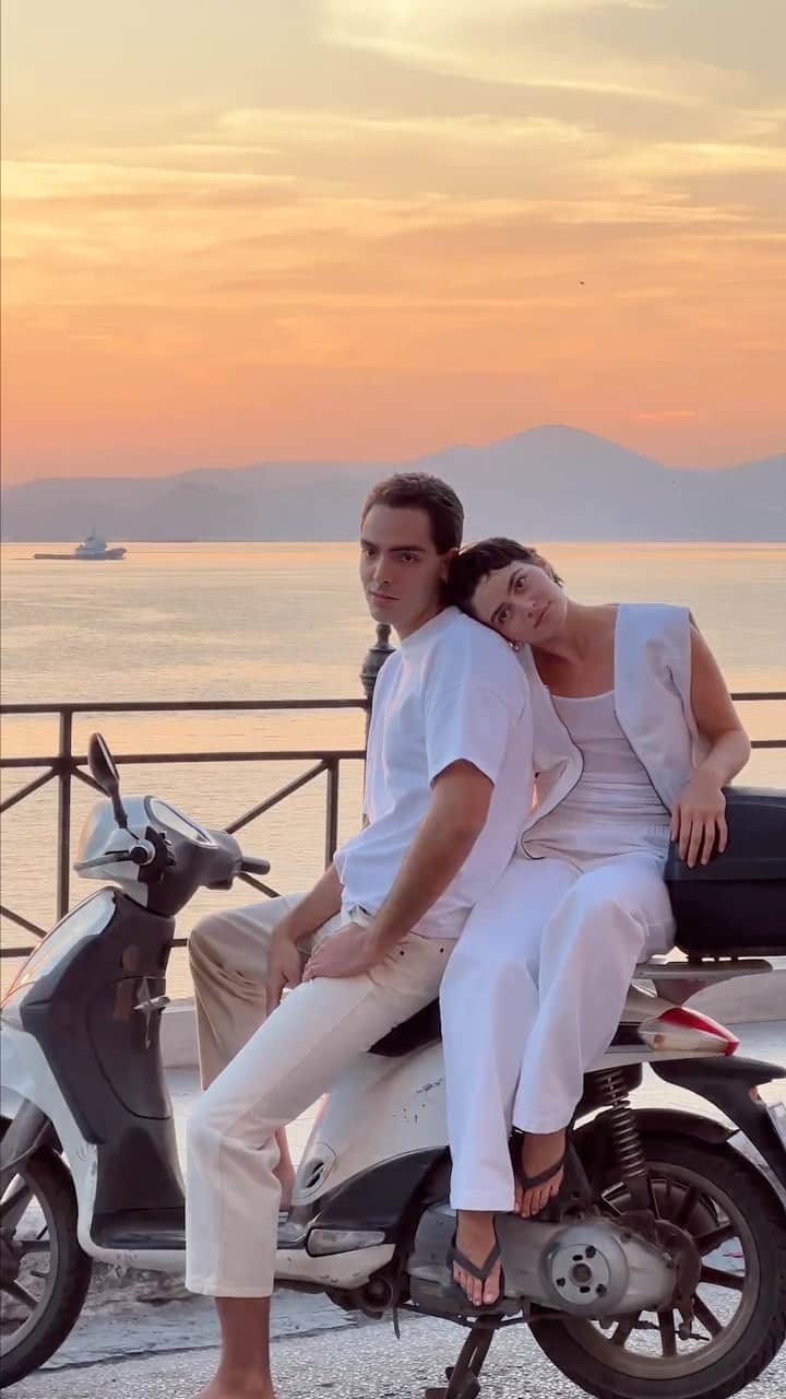 アメリカンビンテージのインスタグラム：「ATHENS BEHIND THE SCENES DAY 1/3 ☀️🇬🇷 Dear friends, here we are: landing in Athens for three days to shoot our Spring/Summer 2023 collection 🛬💙 Come aboard and experience these three days of fun and work with us 🙃  #americanvintage #americanvintagemen #ss23 #behindthescenes #athens」
