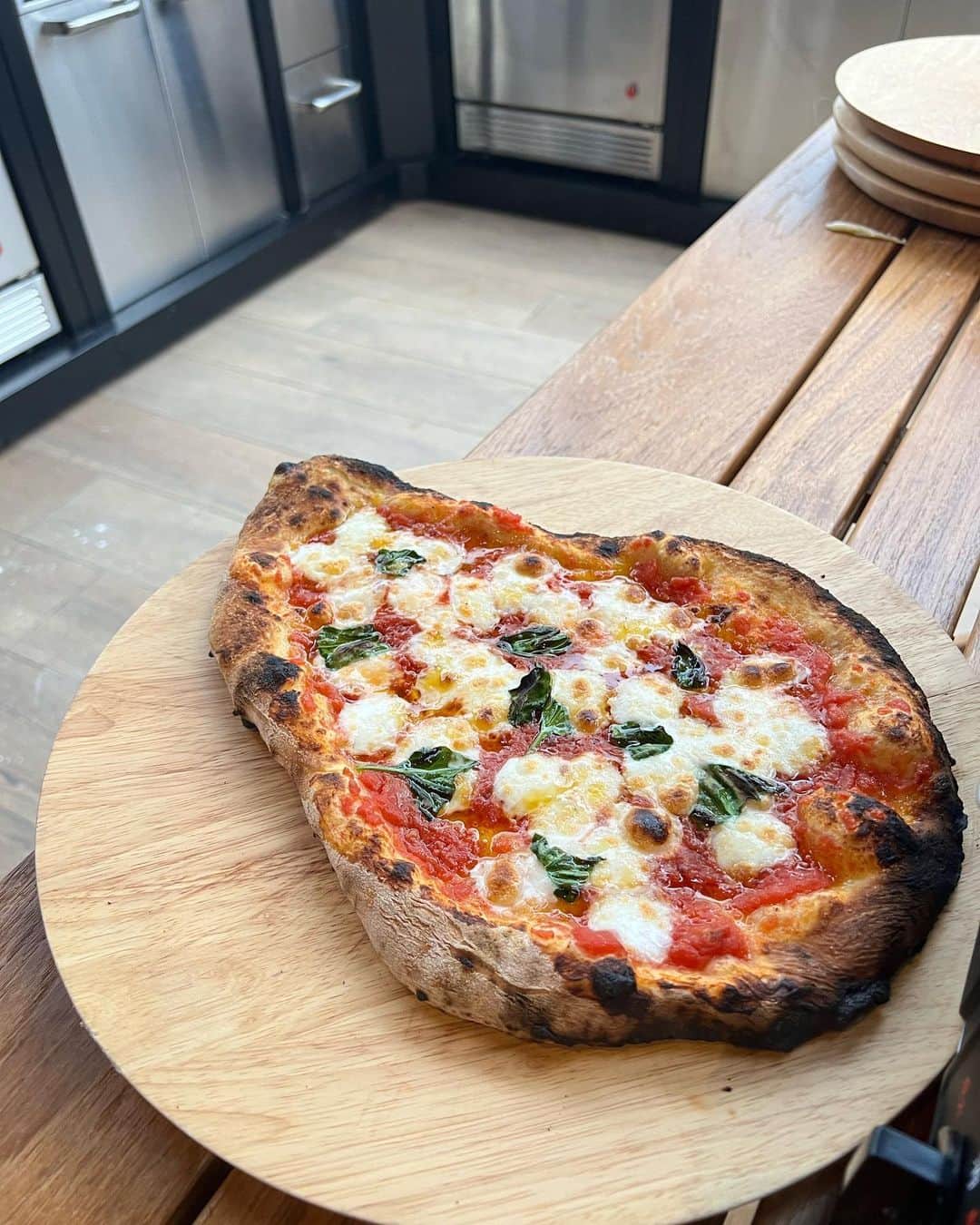 島袋聖南さんのインスタグラム写真 - (島袋聖南Instagram)「ナンの形をした美味しいマルゲリータの完成🍕 初めてのピザ作りは楽しかったみたい👨🏻🫶🏻 あいにくのお天気だったけど、ロケーションに美味しいご飯にメンバーが最高だった🍷💕 @akatsuki_village あげなおしちゃった🙏」4月27日 0時50分 - seina4444