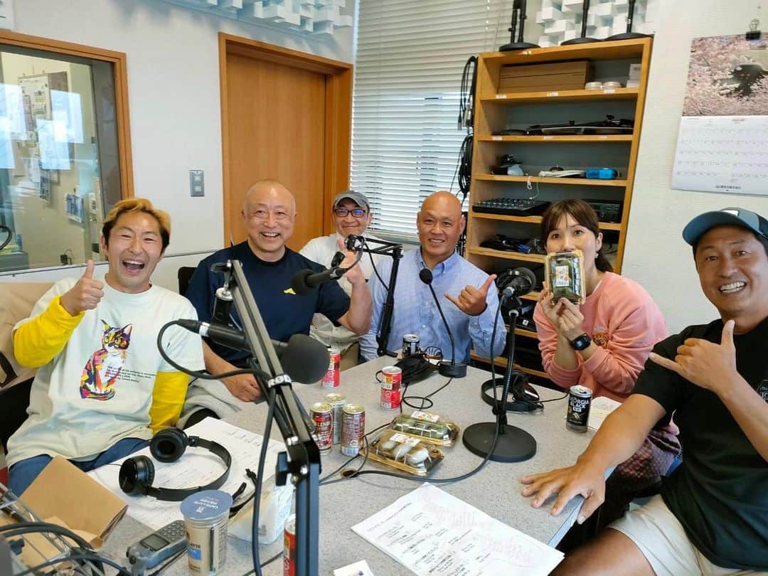 なべやかんさんのインスタグラム写真 - (なべやかんInstagram)「鎌倉エフエム「まこと&やかんのアロハコールズ」収録。 今回も喋りまくりの6本録り。 番組メッセージにも感謝です。 日本警察消防スポーツ連盟の志澤さん、鎌倉市パワーリフティング協会会長の小倉さんがスタジオに。 おっかないけど楽しい話をしました。 今回も、まことさんの差入れ美味しかったです。  #鎌倉エフエム #まことやかんのアロハコールズ #アロハコールズ #日本警察消防スポーツ連盟 #鎌倉市パワーリフティング協会 #パワーリフティング #なべやかん #内野亮 @makoto.uchino.hawaii #荻野真理」4月27日 0時52分 - yakan_nabe