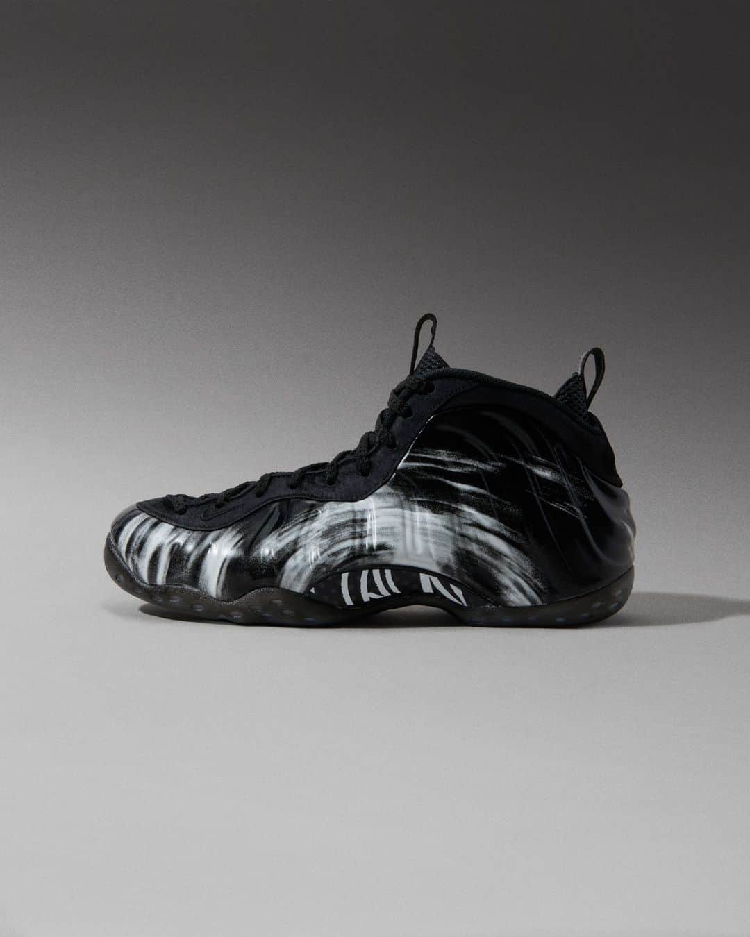 Flight Clubのインスタグラム：「The Air Foamposite One 'Dream A World' outfits the '90s model in a surreal look, cloaking the blacked-out Foamposite upper in hazy white brush strokes. Empowering messages like 'Insert Your Dreams Here' and 'Dream a World' land on the insole. Penny Hardaway's classic '1 Cent' logo anchors the shoe to its hardwood roots.」