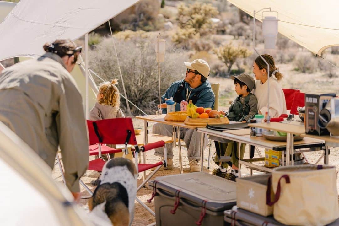 Snow Peak USAさんのインスタグラム写真 - (Snow Peak USAInstagram)「Lunch is served!  Setup includes a Low and Sitting Height IGT Table, Low Beach Chair, and Red Folding Chairs - all sheltered by the Takibi Tarp Hexa Set M.」4月27日 1時01分 - snowpeakusa