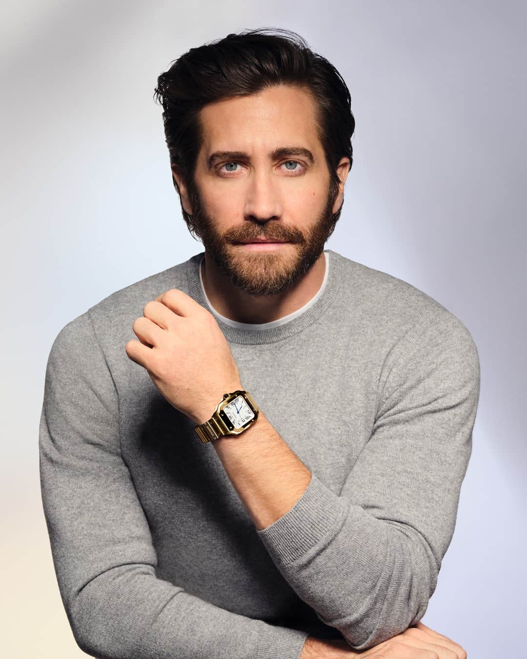 カルティエのインスタグラム：「Combining insatiable curiosity and a bold, pioneering spirit, Jake Gyllenhaal embodies the Santos de Cartier collection. #SantosdeCartier #CartierWatchmaking」