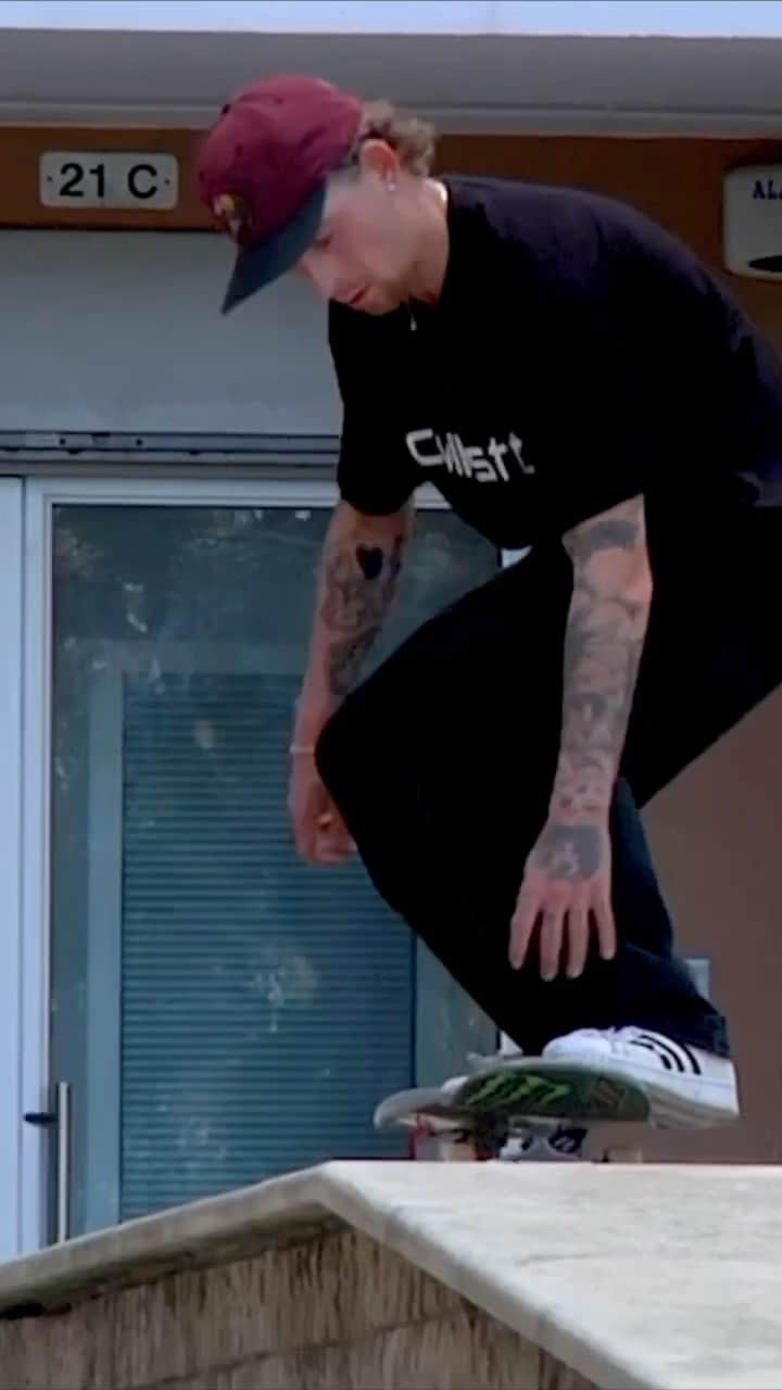 のインスタグラム：「@JustinSommer_’s pro video part: “Sparrows” is out now on @SantaCruzSkateboards 💨 Link in bio  #MonsterEnergy #Skate #Skateboard #Skateboarding」