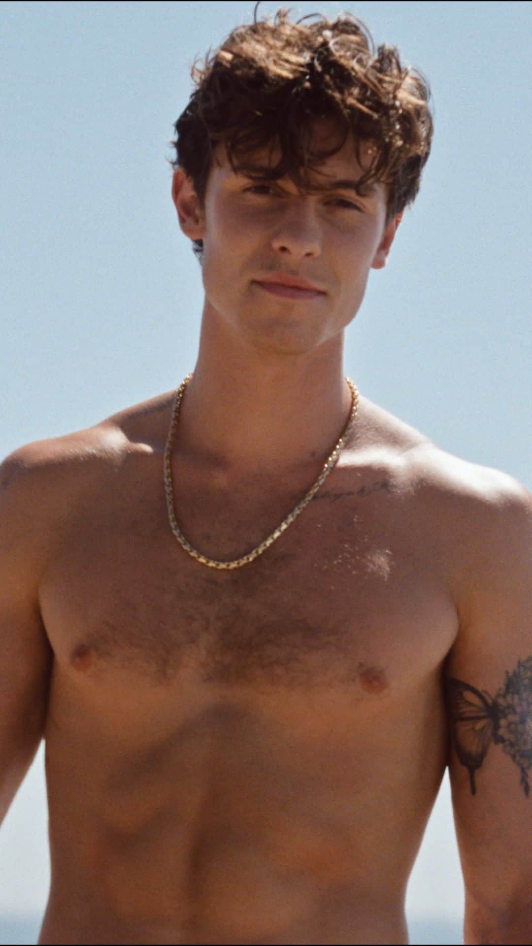 デビッドヤーマンのインスタグラム：「Sun, sand, and @shawnmendes in #DavidYurman. The singer and DY global brand ambassador wears the new Fluted chain necklace with pieces from our DY Helios, Petrvs®, and Spiritual Beads collections. ​ ​ #ShawnMendes」