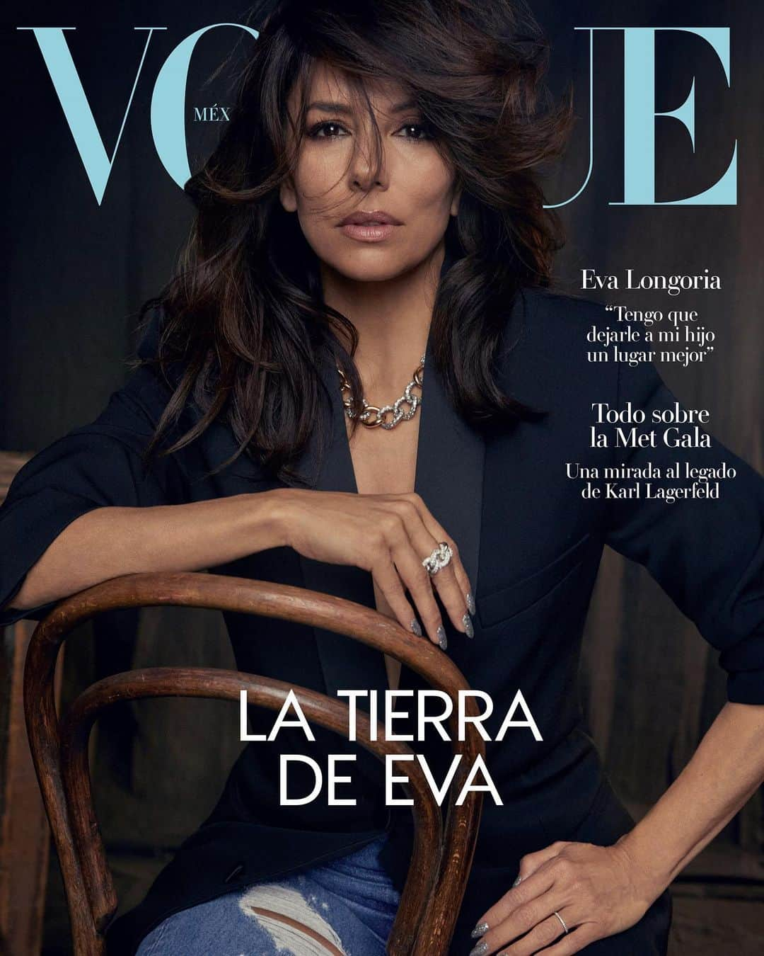 エヴァ・ロンゴリアさんのインスタグラム写真 - (エヴァ・ロンゴリアInstagram)「A sus 48 años, #EvaLongoria reconecta con sus raíces, reafirmando que es 100% mexicana y 100% estadounidense, y su reciente debut como directora de un largometraje de ficción, #FlaminHotMovie, es la prueba de ello.  Este mes de mayo, la actriz protagoniza nuestra portada de Vogue México y nos revela qué la motiva, rige y desafía en una industria que la ha retado tanto como gratificado.   Descubre la historia completa en nuestro link en bio.  Fotografía: @alexilubomirski Estilismo: @rubendemelomoreira Entrevista: @sofyagostini  Peinado: @teddycharles35 Maquillaje: @hollysilius  Asistentes de foto: @maxbenetz, @austincalvello y Paolo Alfante Asistente de moda: @elliotsoriano Producción: @emilyjeanullrich Digi Tech: @casanova.cabrera Diseño de set: Dylan Lynch y Winston Willingham Director de entretenimiento: @sergiokletnoy Sastre: Keke Cheng Head of Editorial Content: @karlamartinezdesas」4月27日 0時58分 - evalongoria