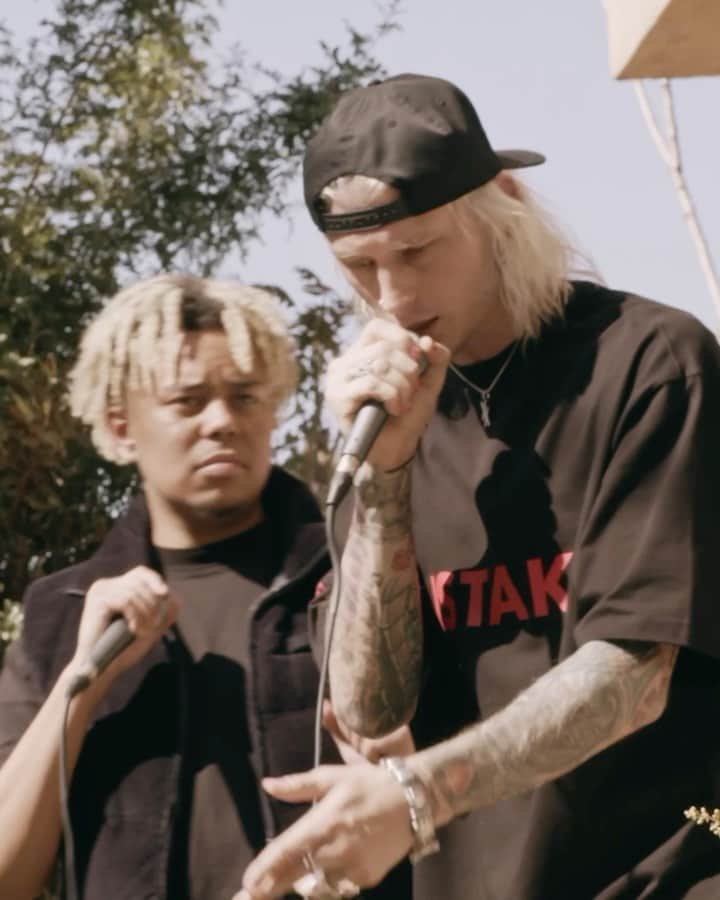 Young Gunnerのインスタグラム：「DOJA freestyle with @cordae on youtube now #TheCypher」