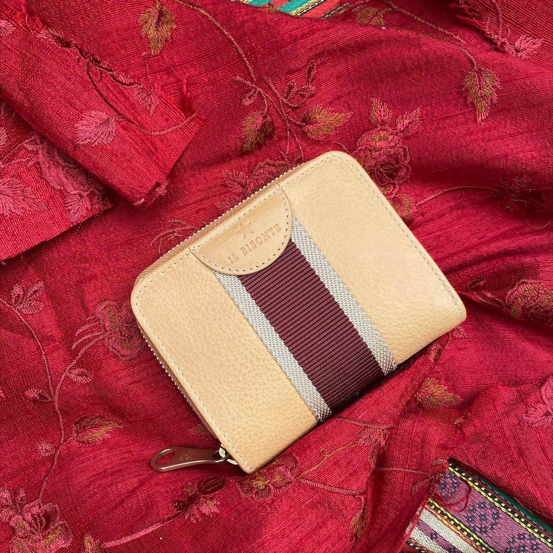 イルビゾンテさんのインスタグラム写真 - (イルビゾンテInstagram)「From the serie “never without”: This cute tiny wallet comes in a lot of colors and it’s part of the Solaria Line.  Discover this new style online and in stores.   #ilbisonte #sustainability #timelessbeauty #ss23 #womenstyle #slg #wallets」4月27日 0時59分 - ilbisonteofficial