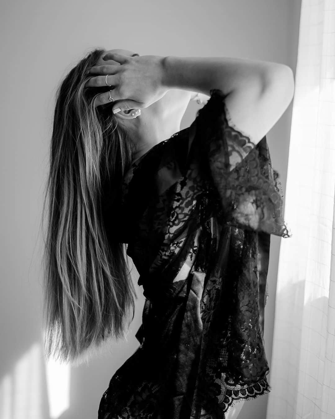 のインスタグラム：「𝚈𝚘𝚞𝚛 𝚋𝚘𝚍𝚢 𝚕𝚘𝚟𝚎𝚜 𝚢𝚘𝚞. 𝙻𝚘𝚟𝚎 𝚒𝚝 𝚋𝚊𝚌𝚔 🩵 . . . #photoshoot#photooftheday#photography#photoshooting#photoshootingideas#blackandwhitephotography#bondoir#bondoirphotography#bondoirinspiration#bondoirshoot#indoorshoot#indoorshootingideas#0711#stuttgart#stuttgartgirl#carinakroell」